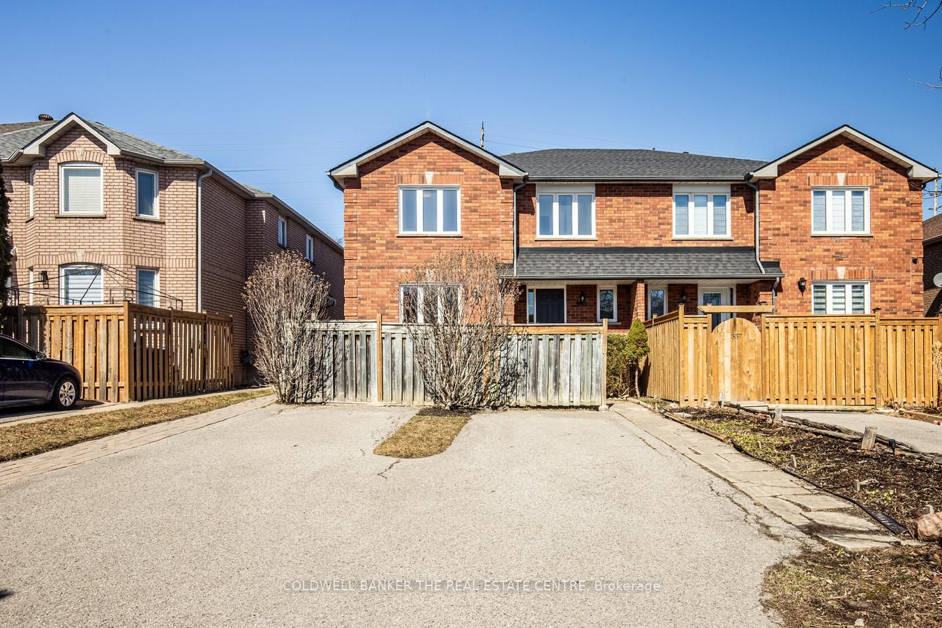 555 Walpole Crescent Property Photo 1