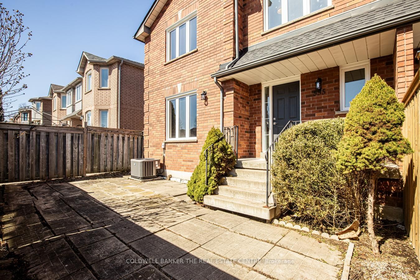 555 Walpole Crescent Property Photo 3
