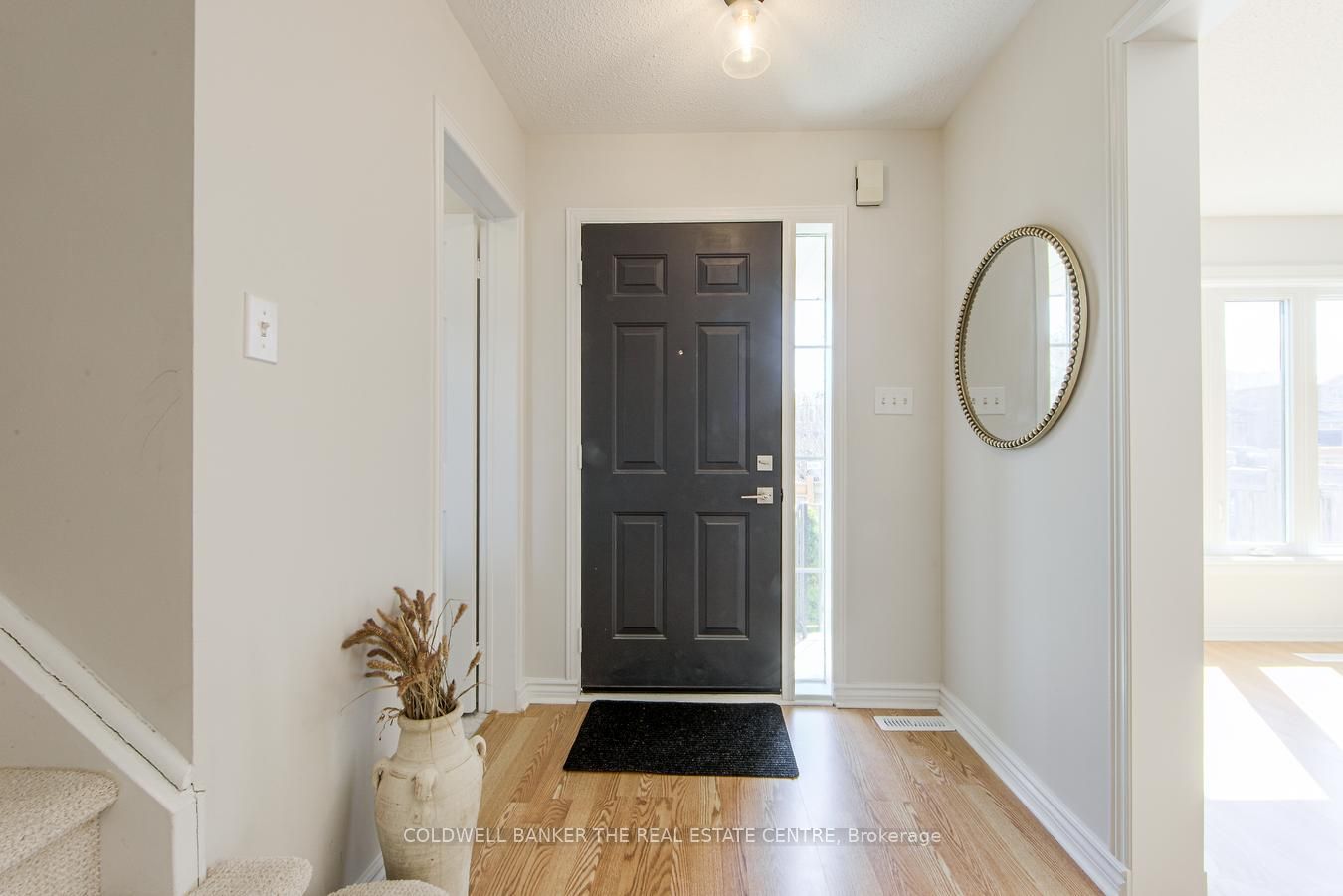 555 Walpole Crescent Property Photo 4