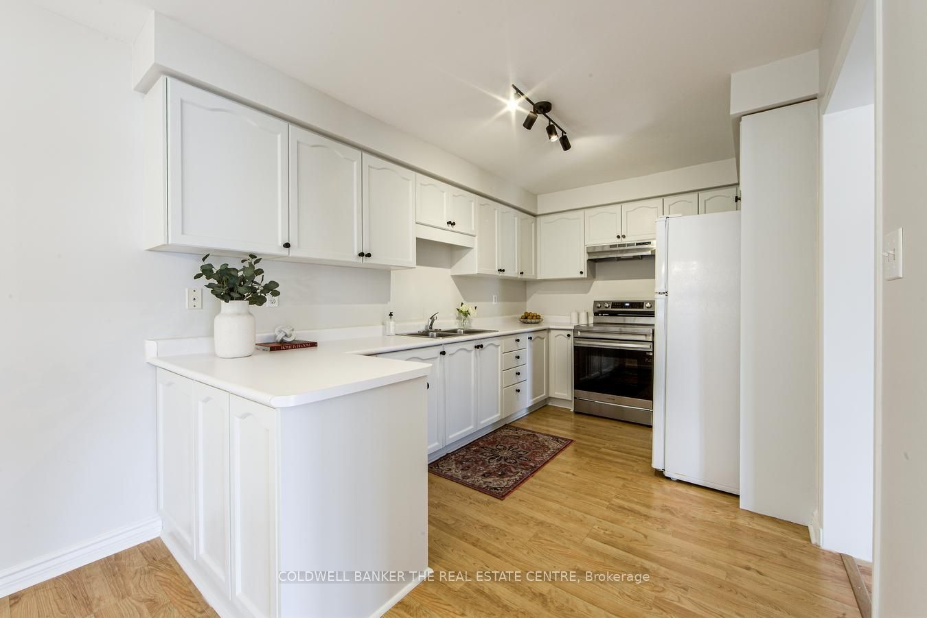 555 Walpole Crescent Property Photo 15