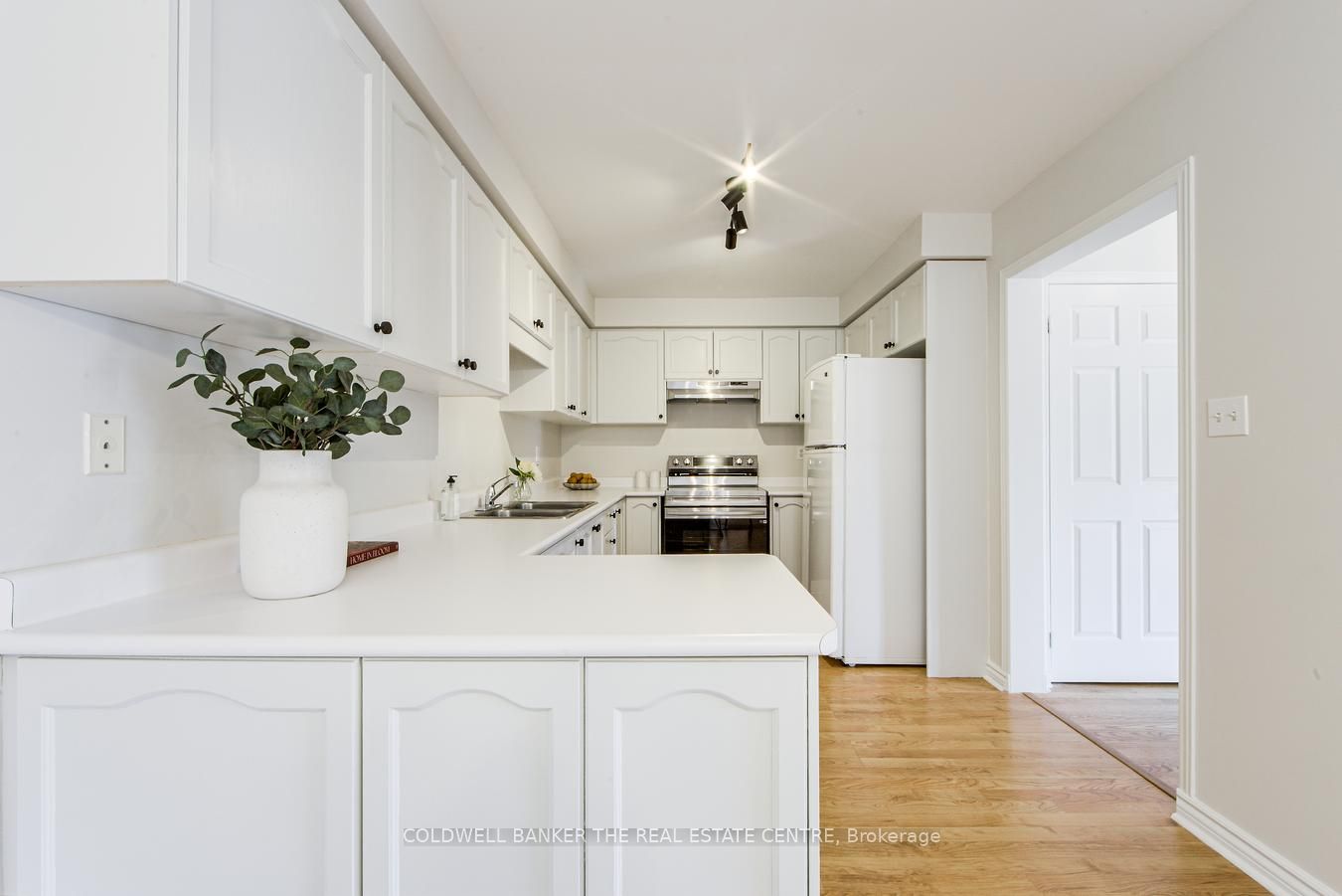 555 Walpole Crescent Property Photo 16