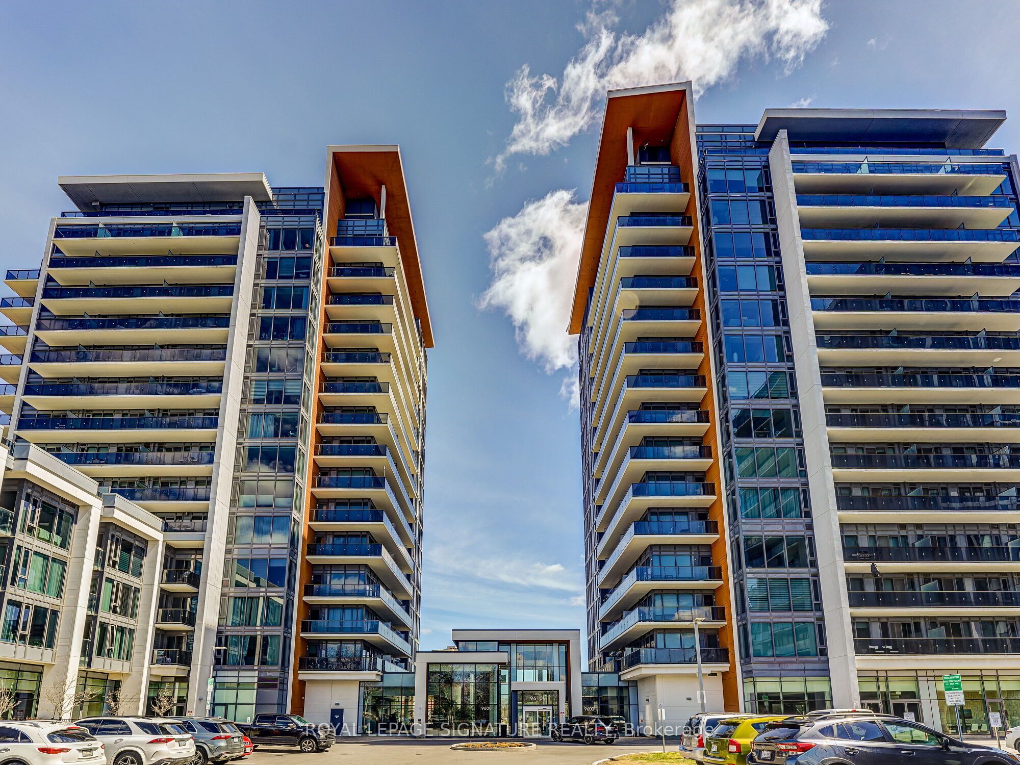 9608 Yonge St Property Photo