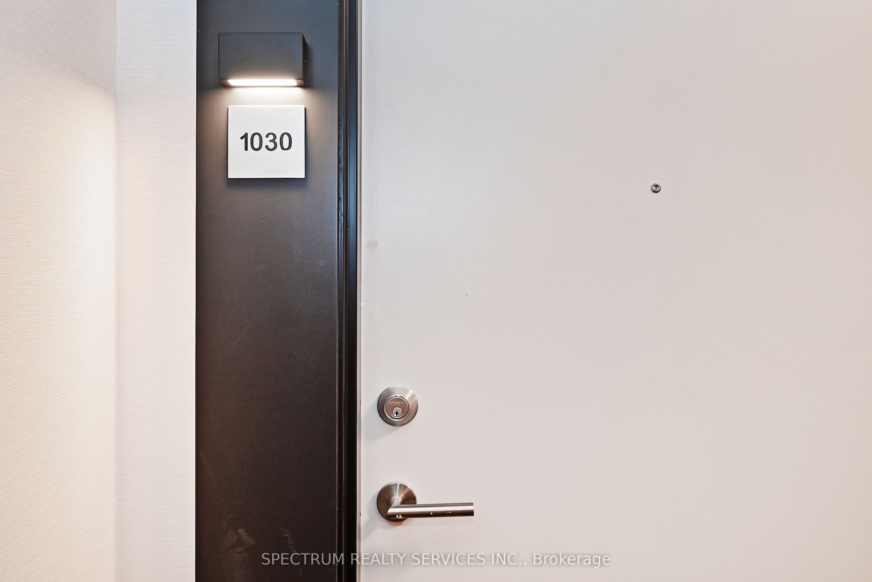 #1030 - 2 David Eyer Road Property Photo 1