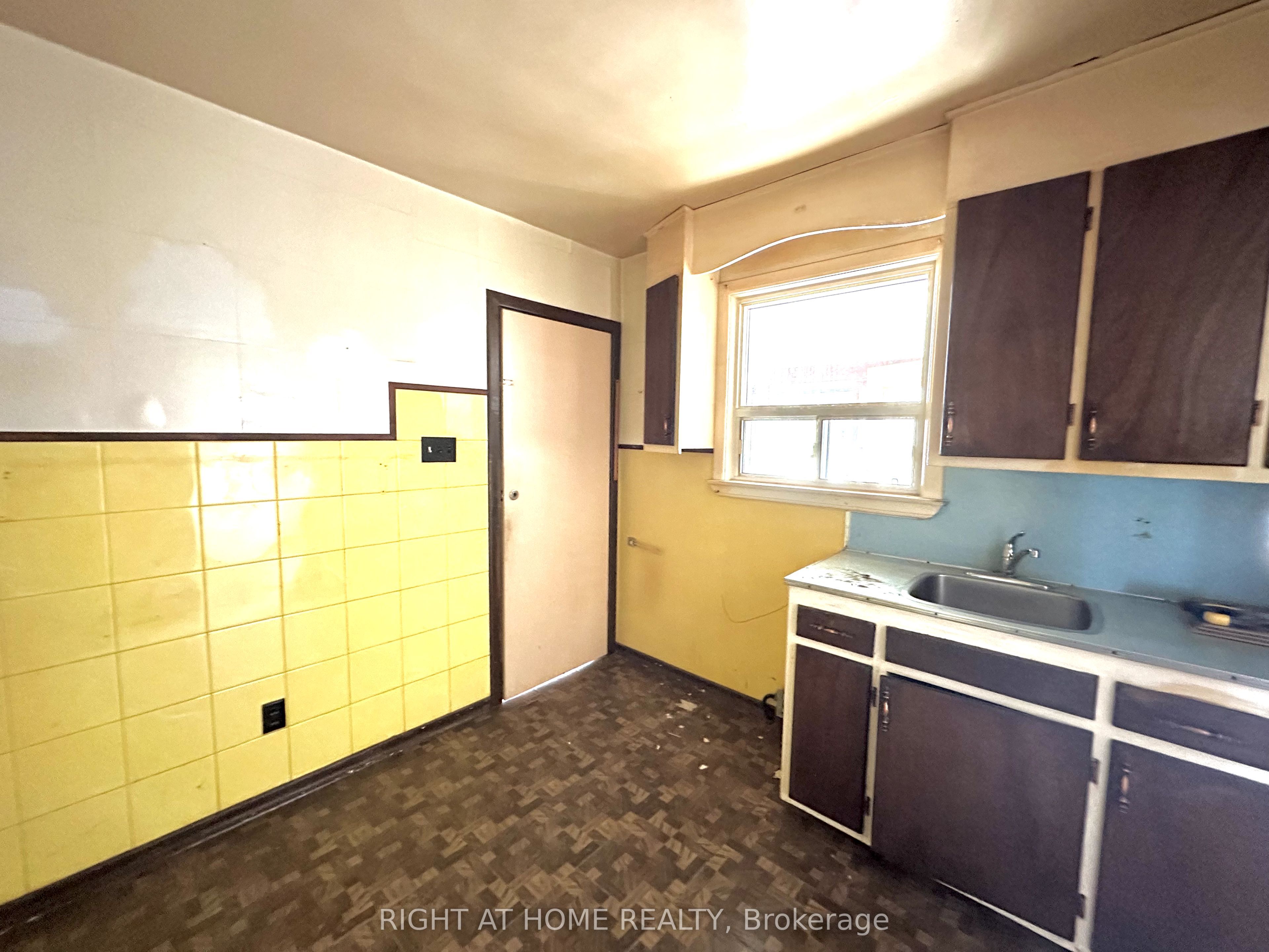 225 Essex Avenue Property Photo 3