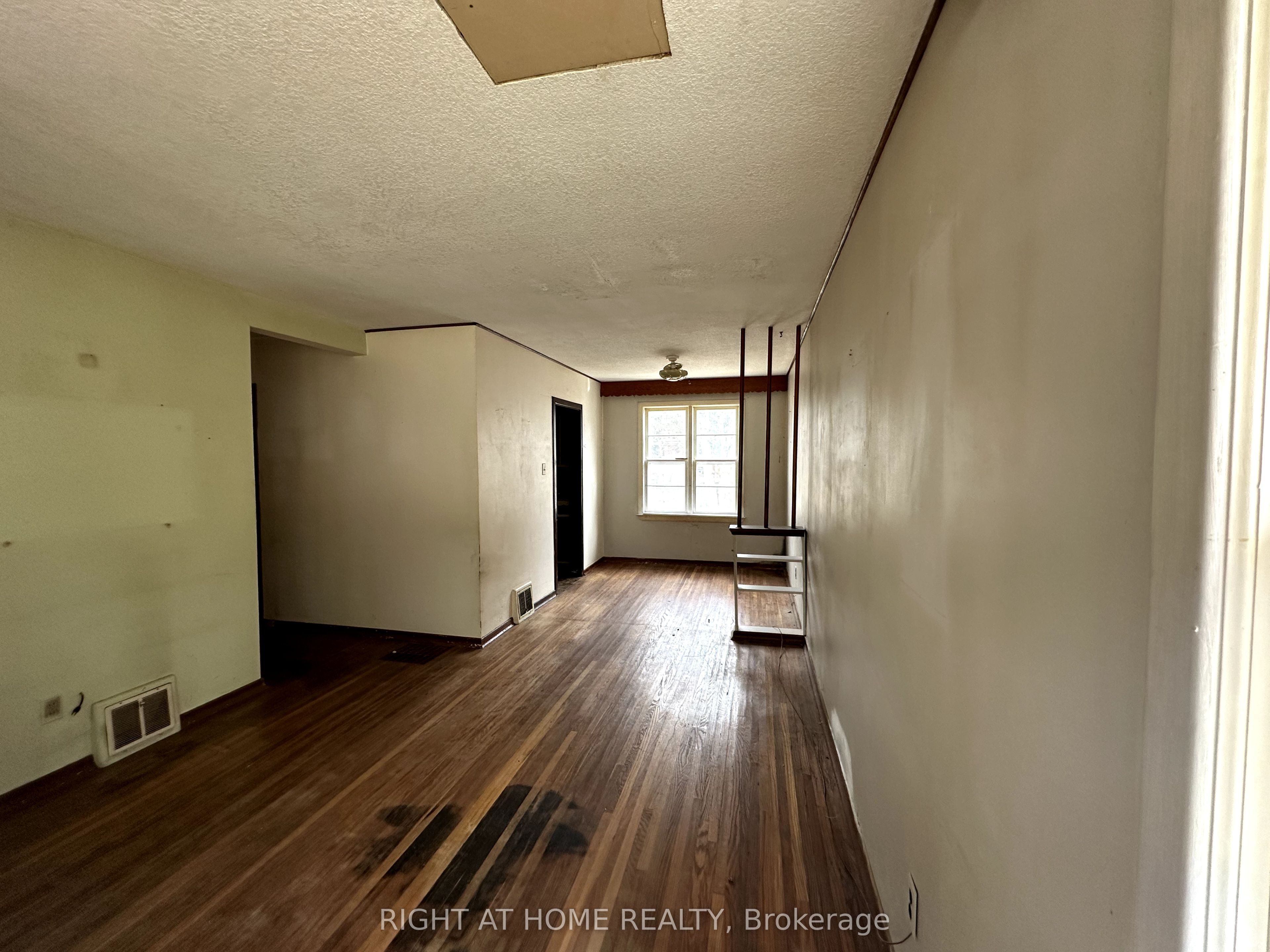 225 Essex Avenue Property Photo 6
