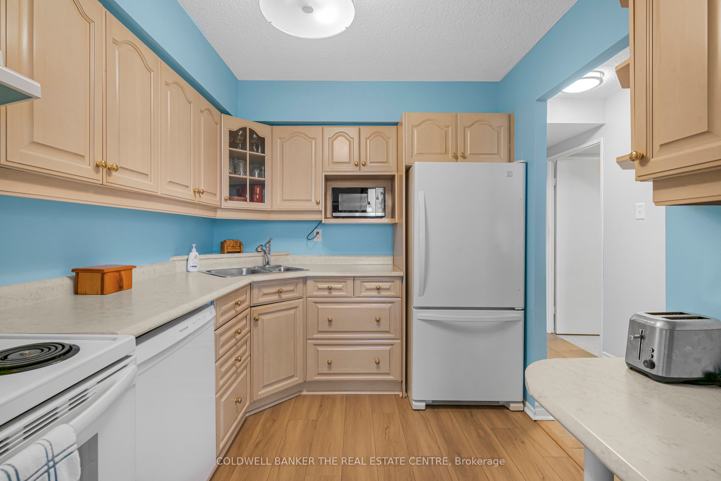 #606 - 40 William Roe Boulevard Property Photo 7