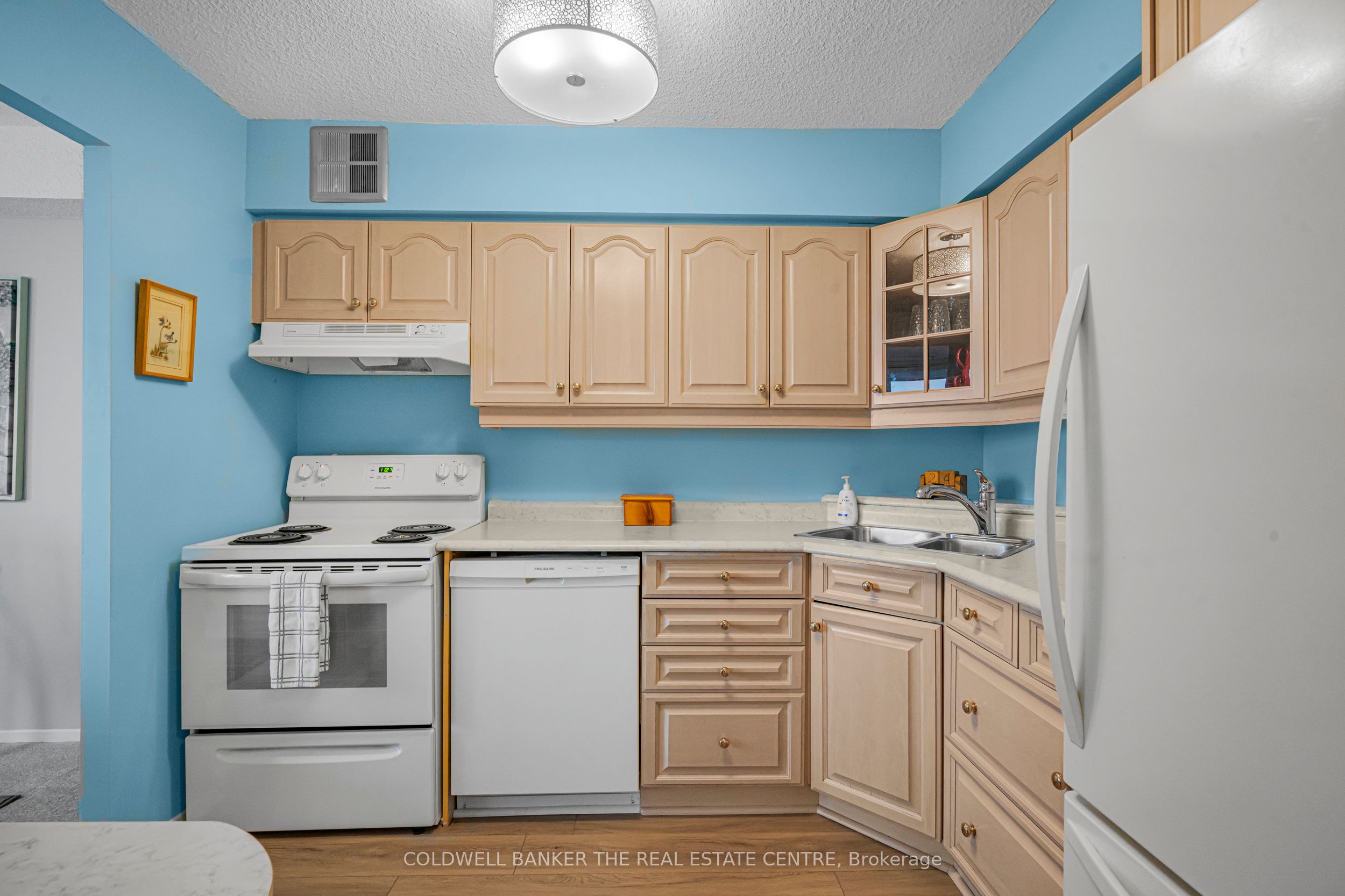 #606 - 40 William Roe Boulevard Property Photo 9