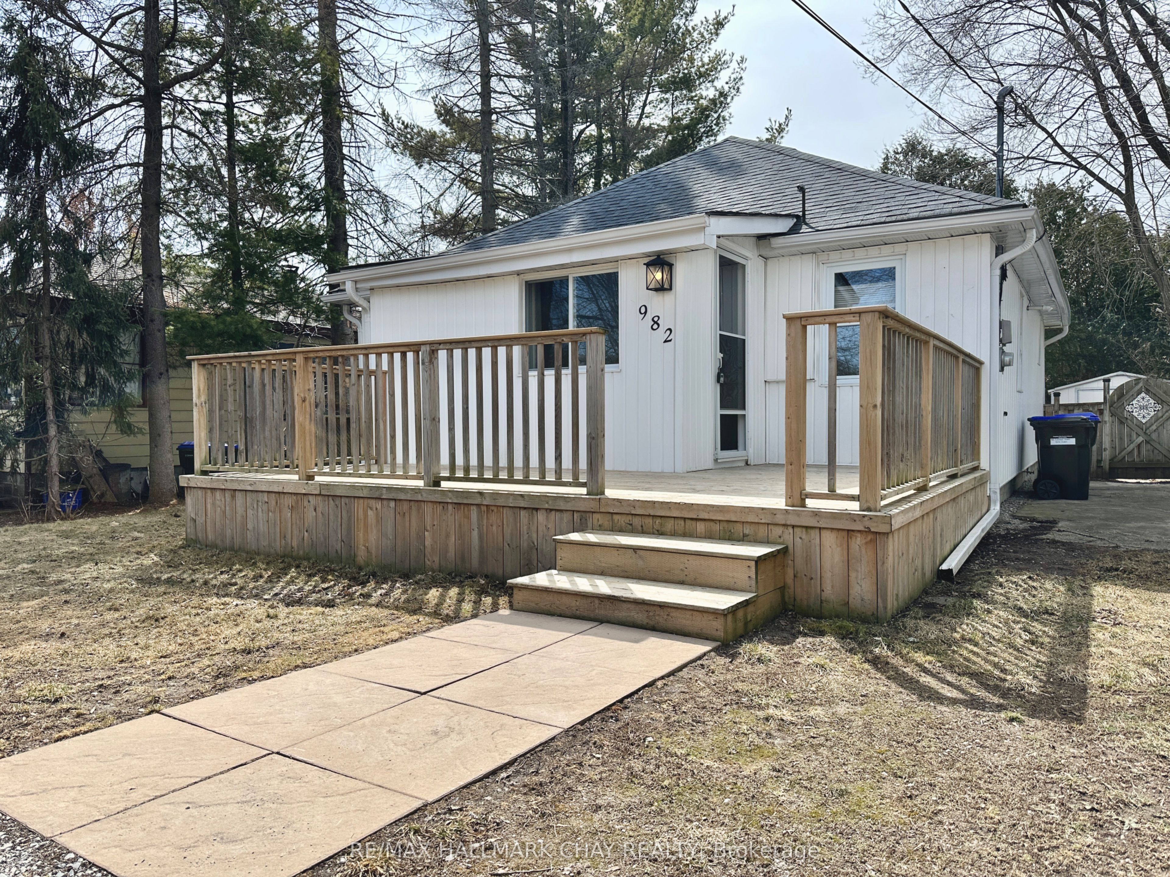 982 Robinson Street Property Photo
