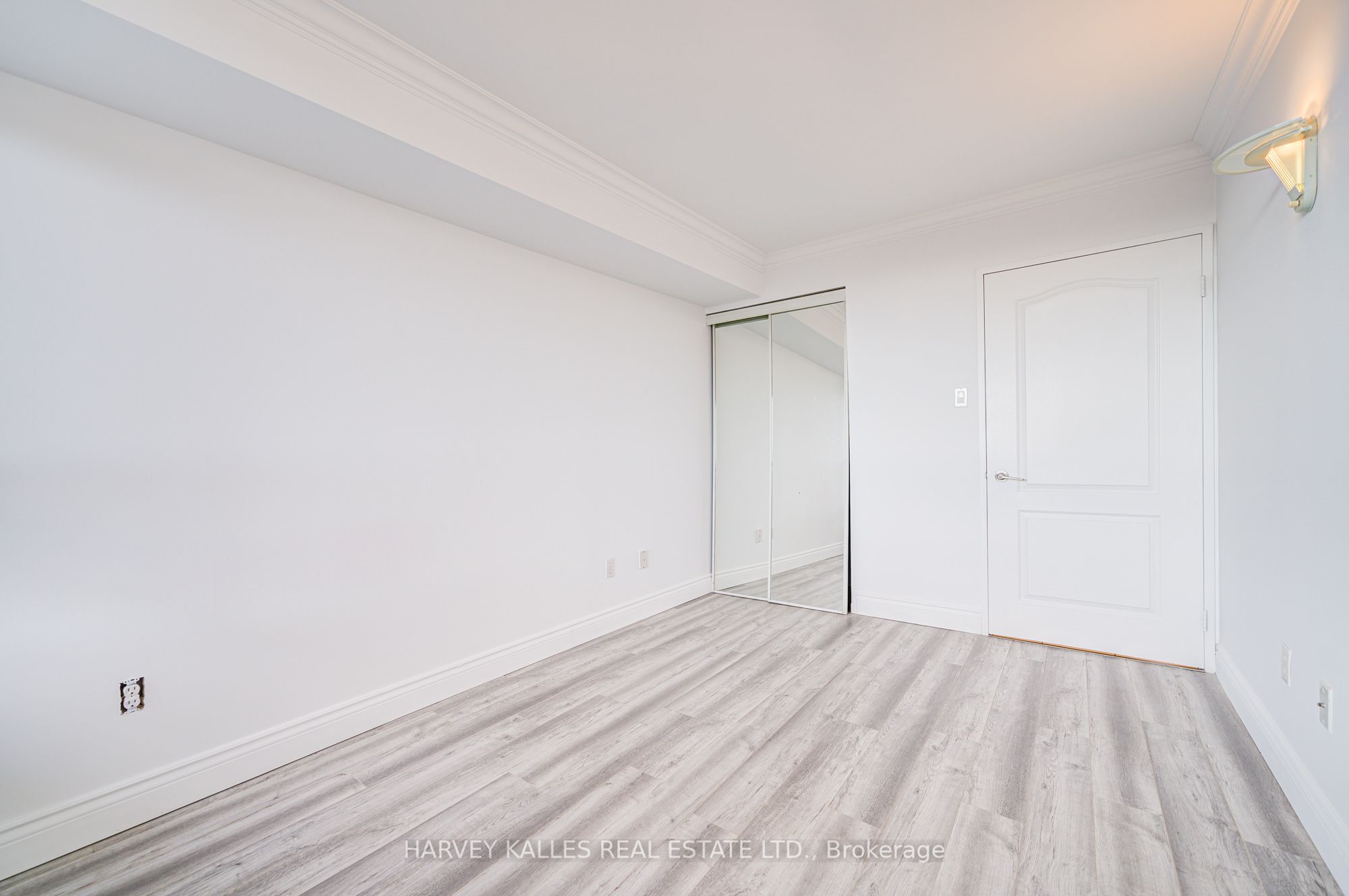#1204 - 11 Townsgate Drive Property Photo 32