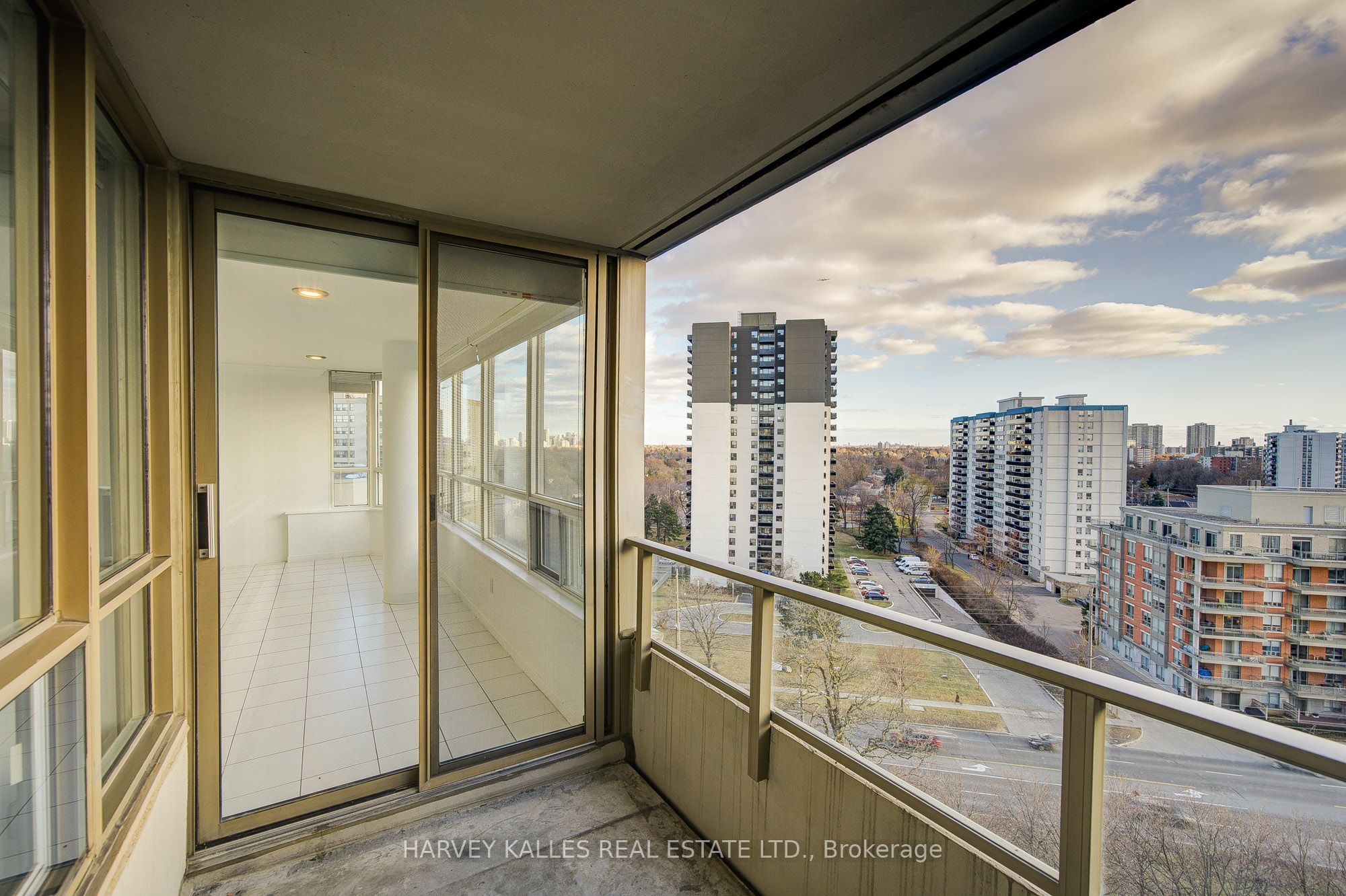 #1204 - 11 Townsgate Drive Property Photo 34