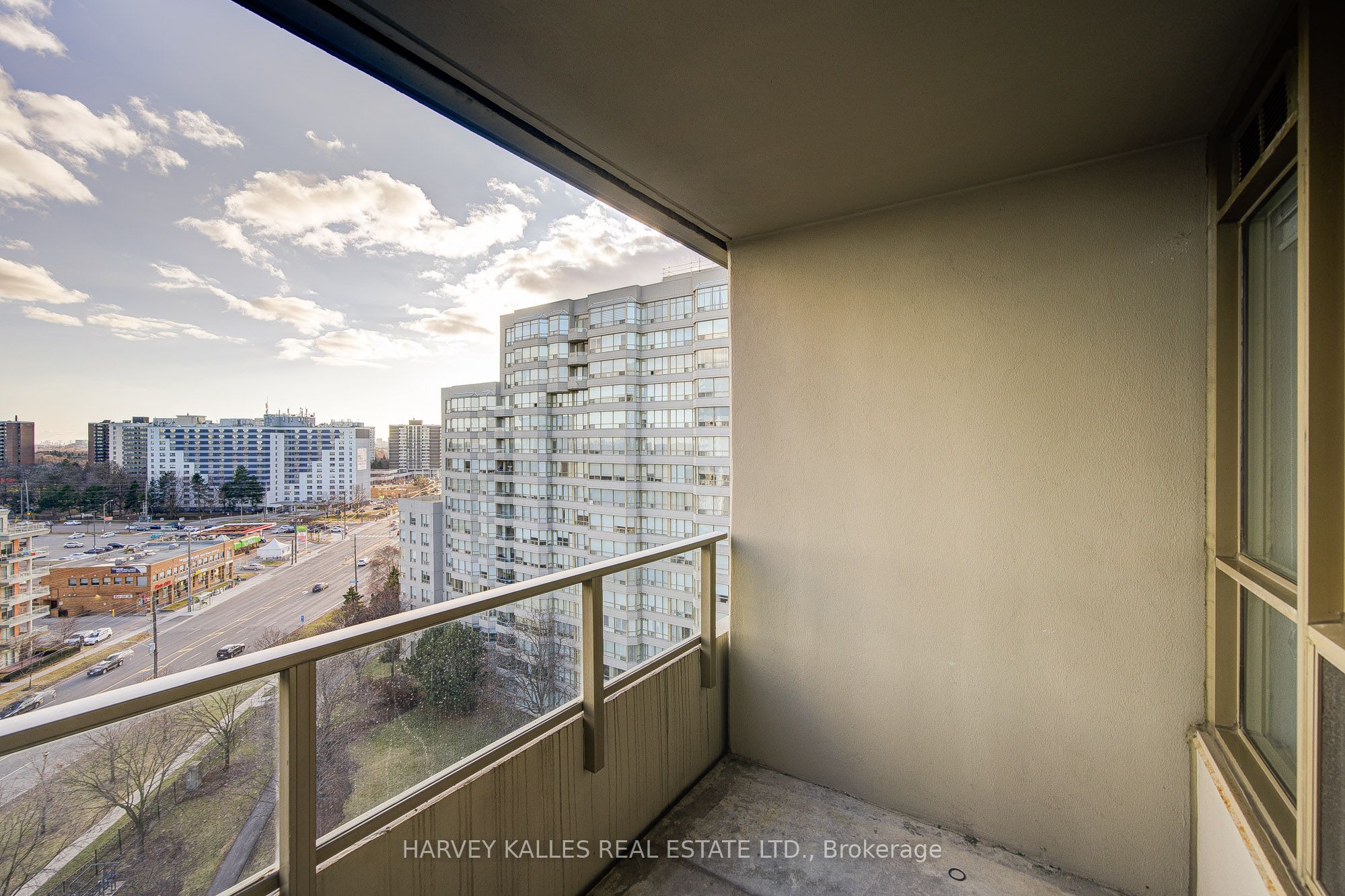 #1204 - 11 Townsgate Drive Property Photo 35
