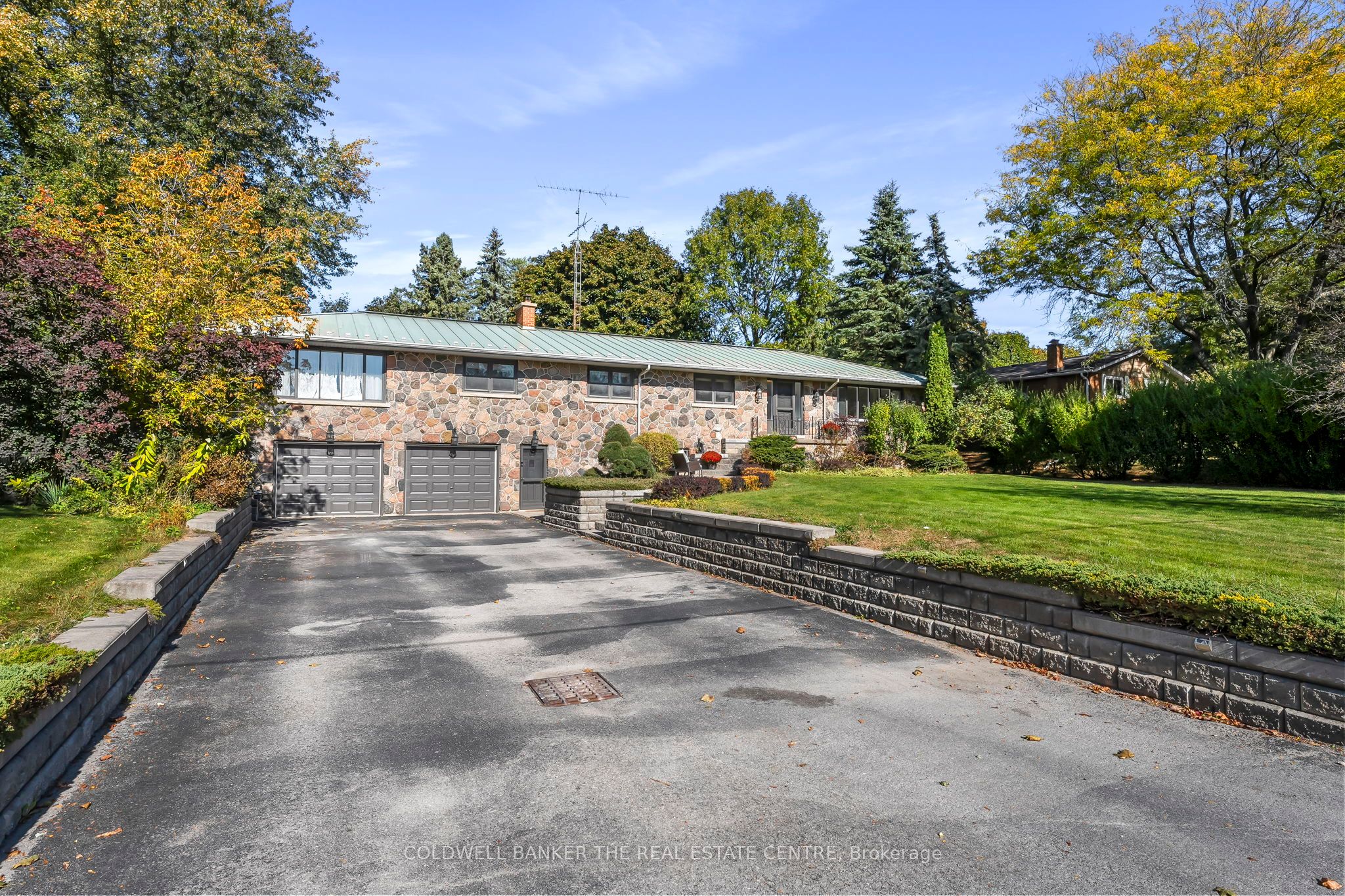 2546 9th Line Property Photo 1