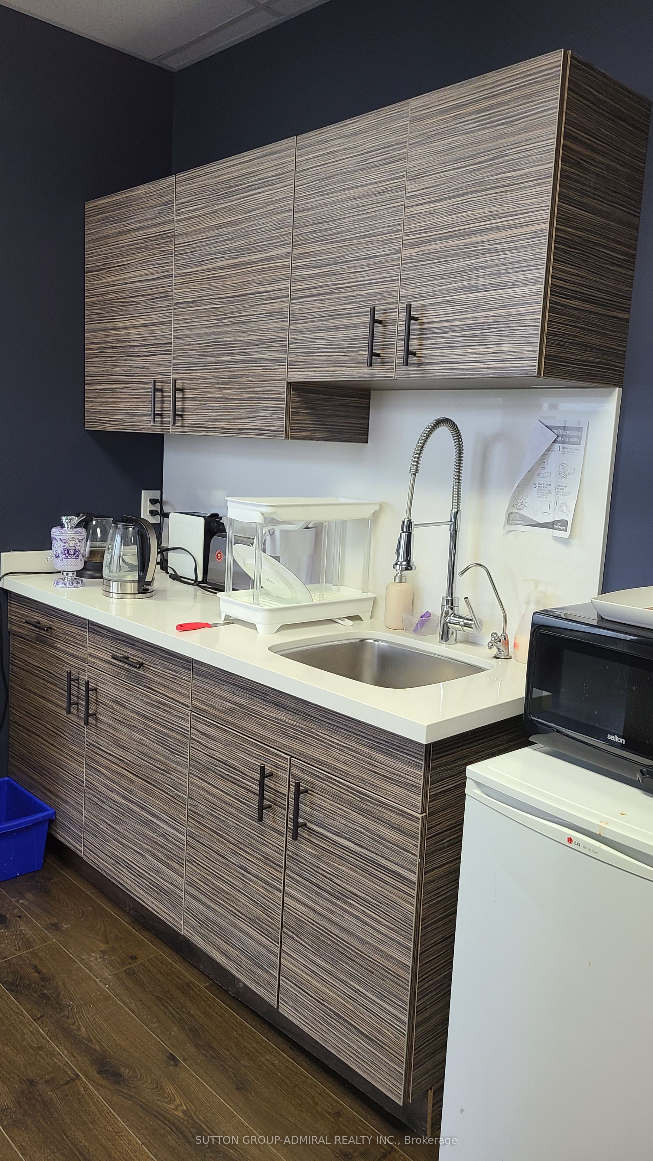 #301 - 10376 Yonge Street Property Photo 6