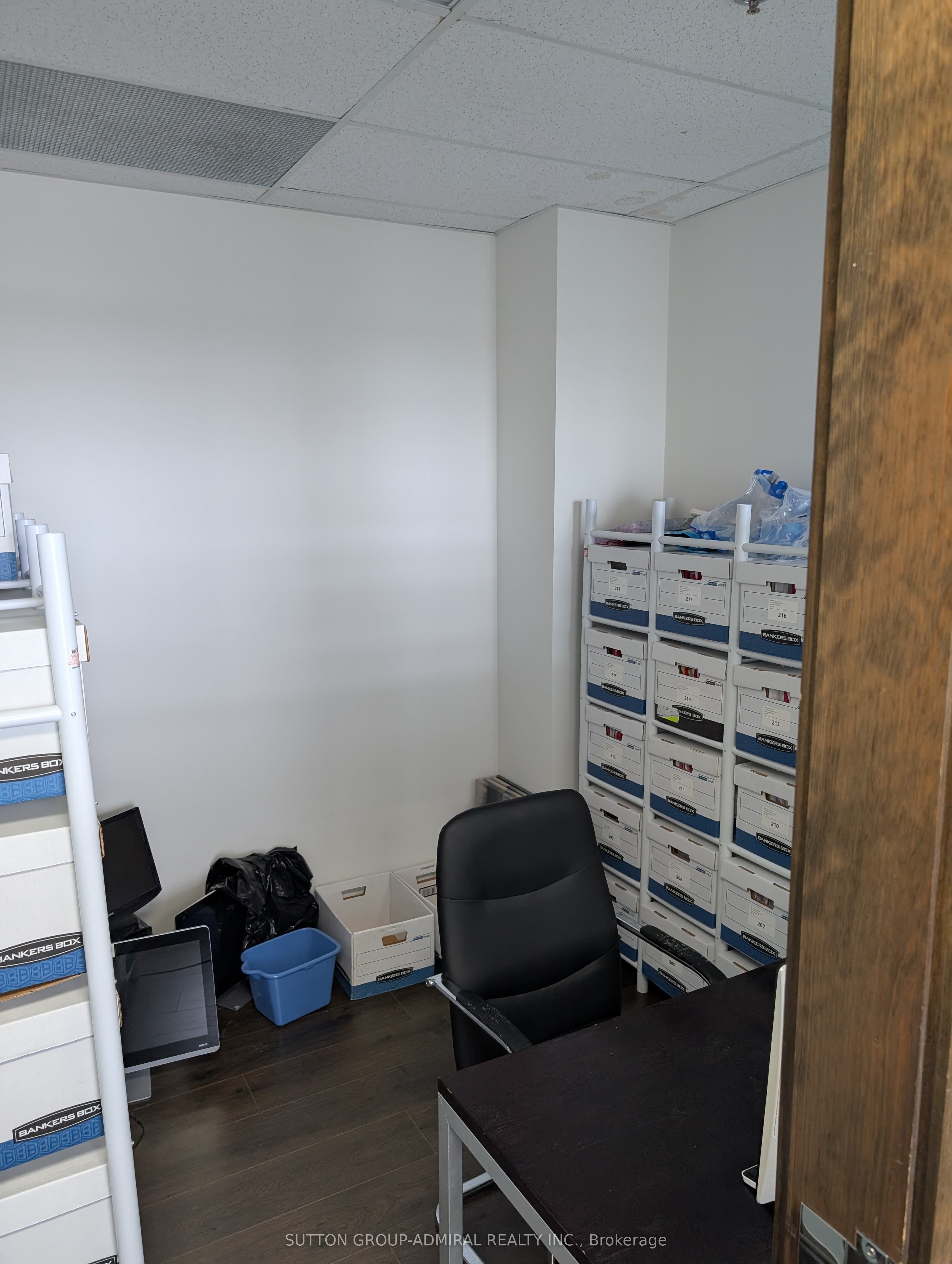 #301 - 10376 Yonge Street Property Photo 11