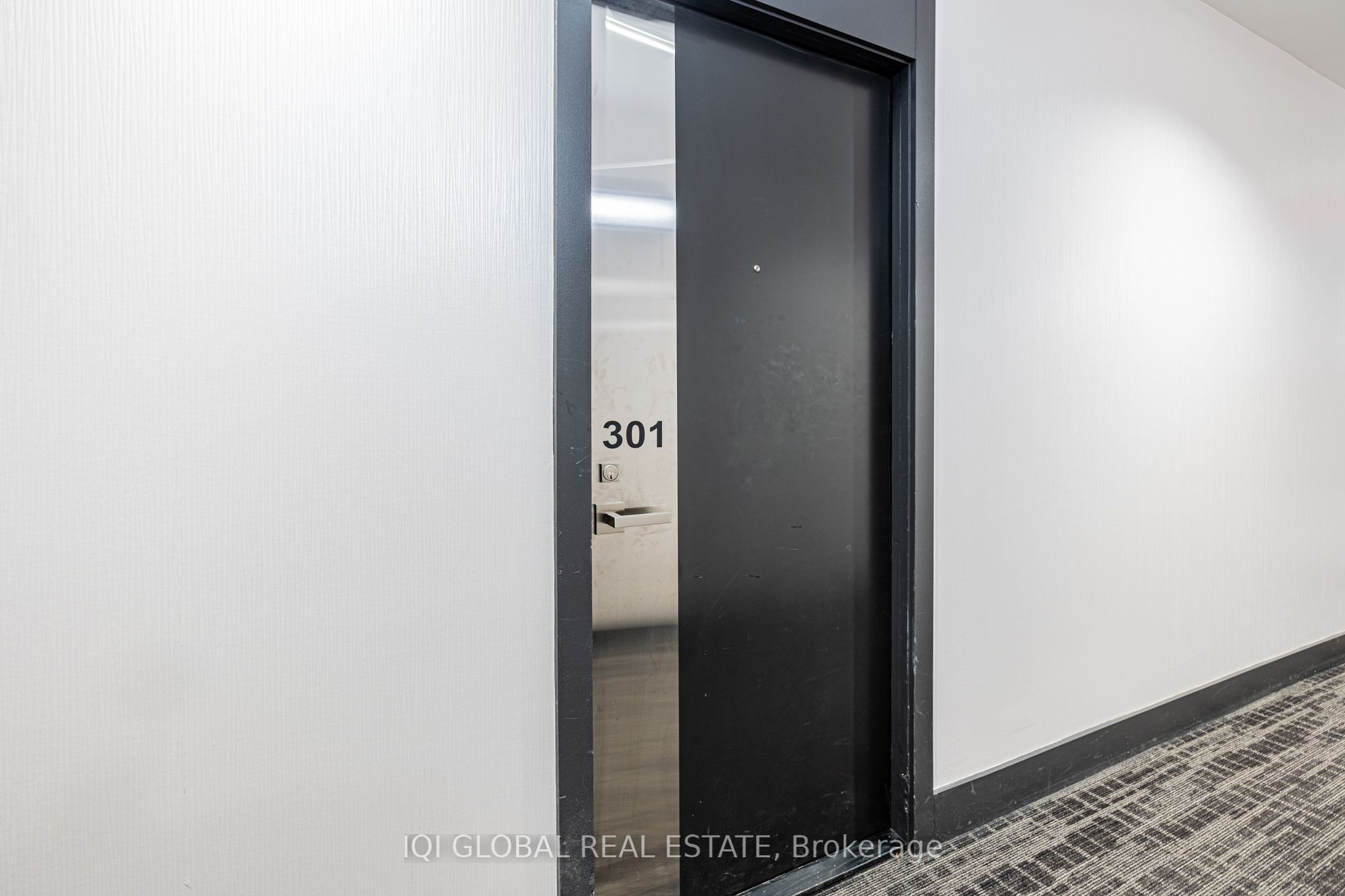#301 - 9471 Yonge Street Property Photo 5