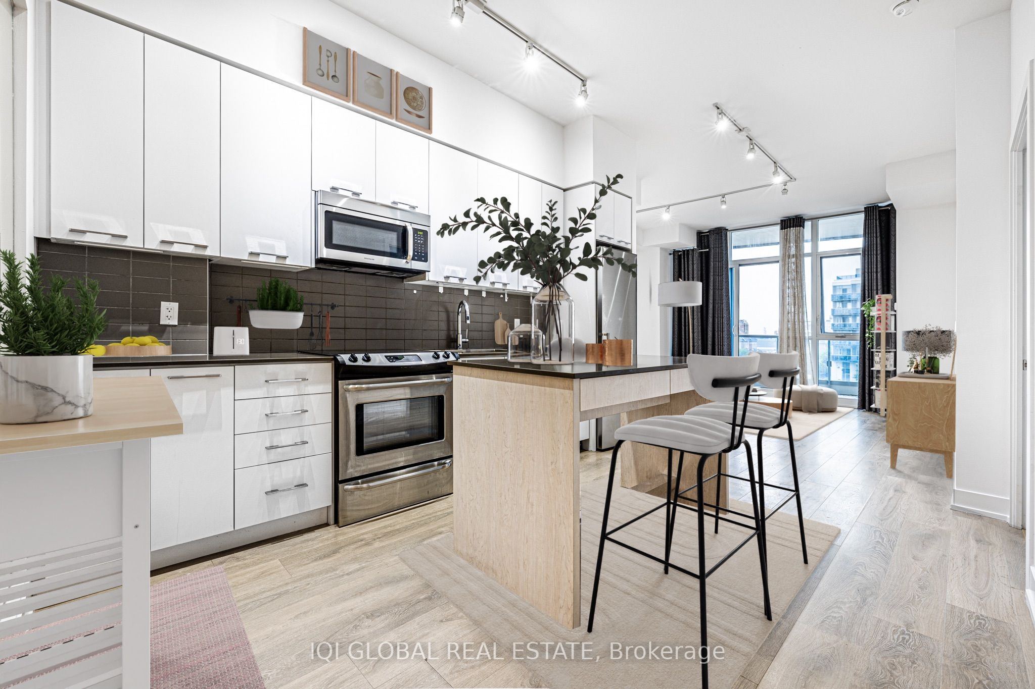 #301 - 9471 Yonge Street Property Photo 6