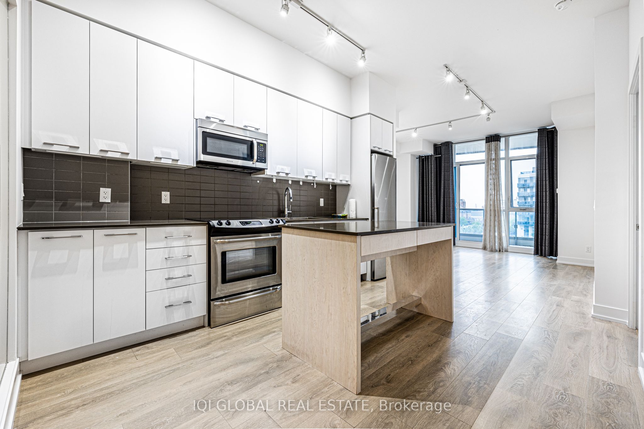 #301 - 9471 Yonge Street Property Photo 7