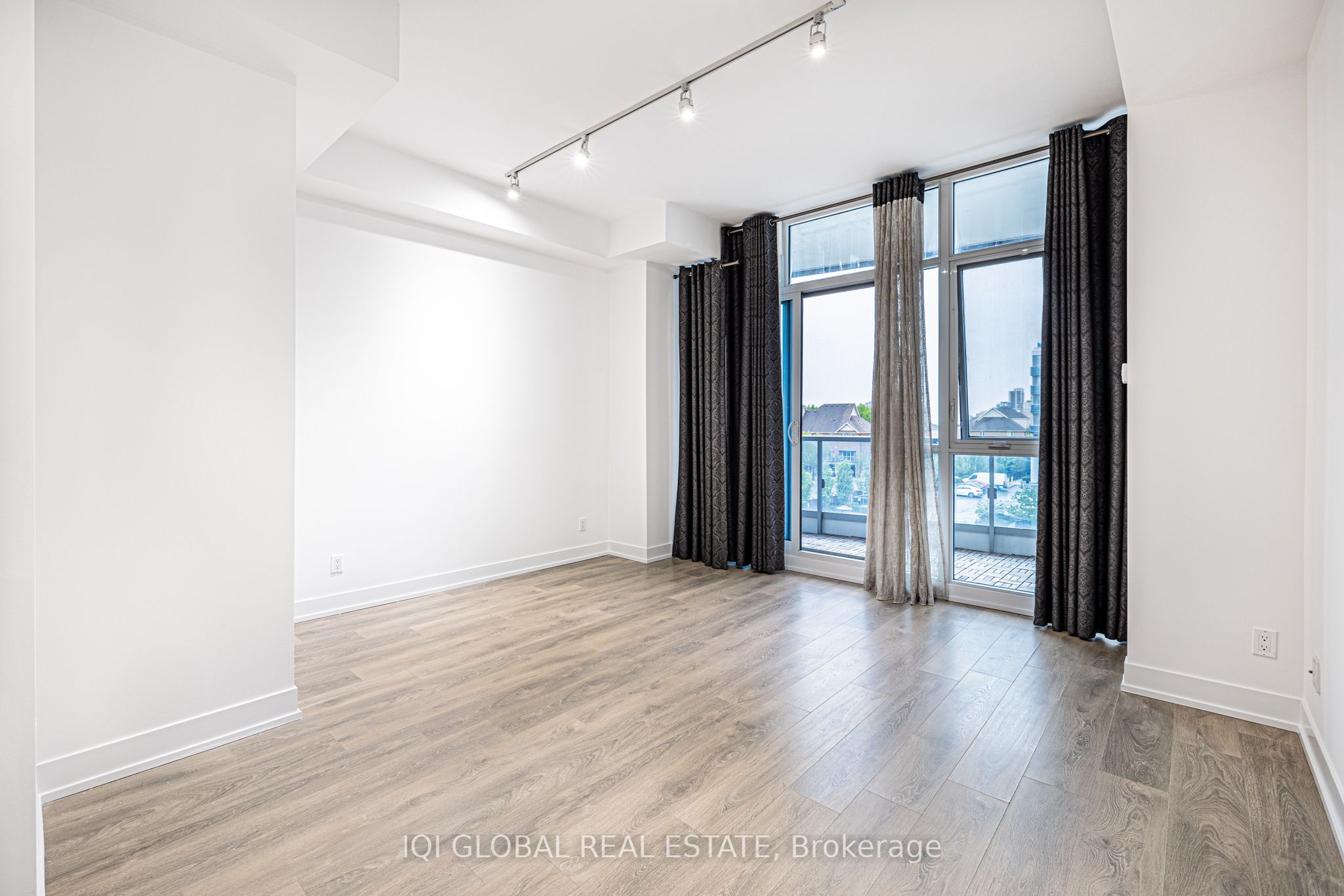 #301 - 9471 Yonge Street Property Photo 9