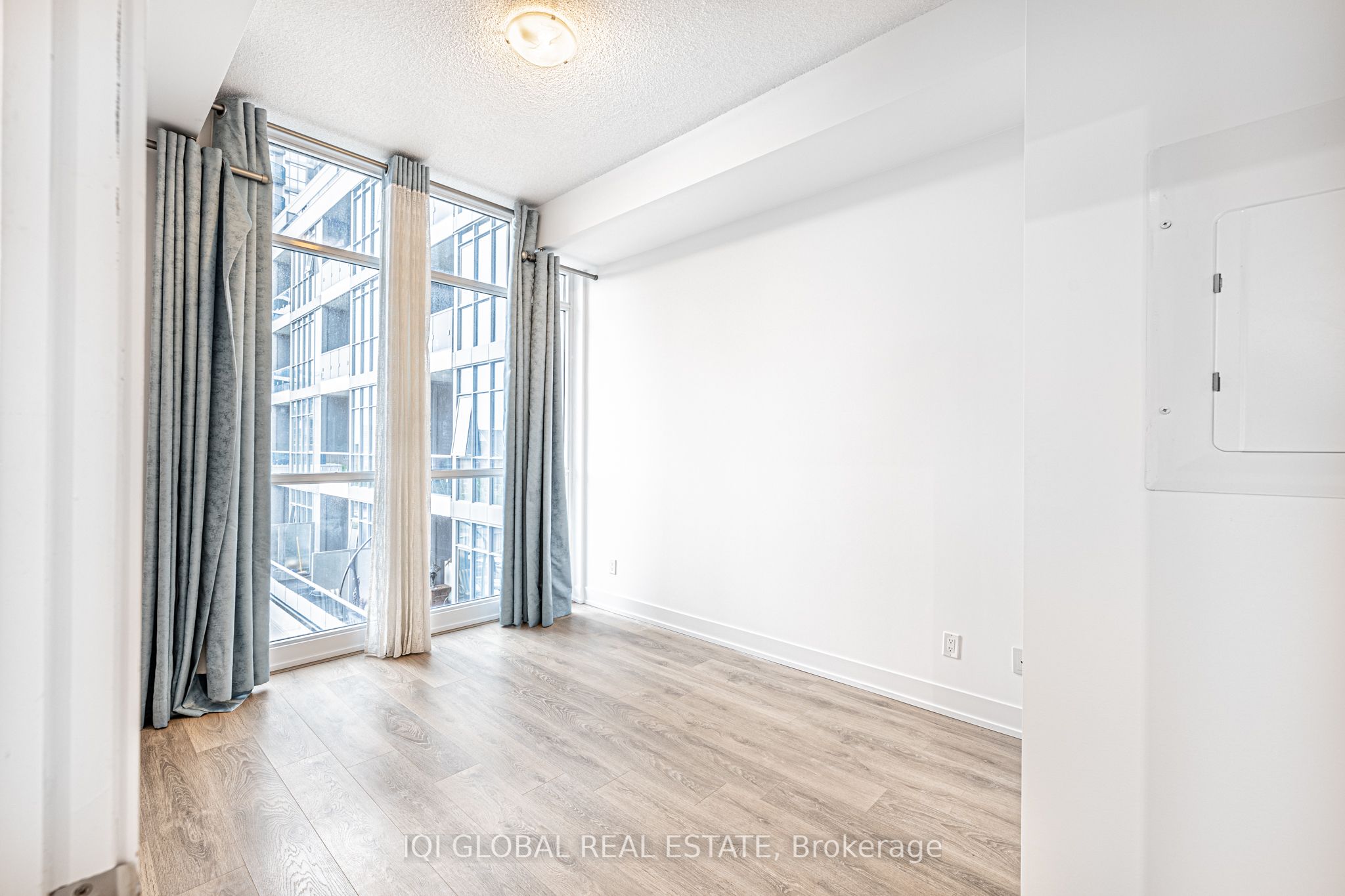 #301 - 9471 Yonge Street Property Photo 14