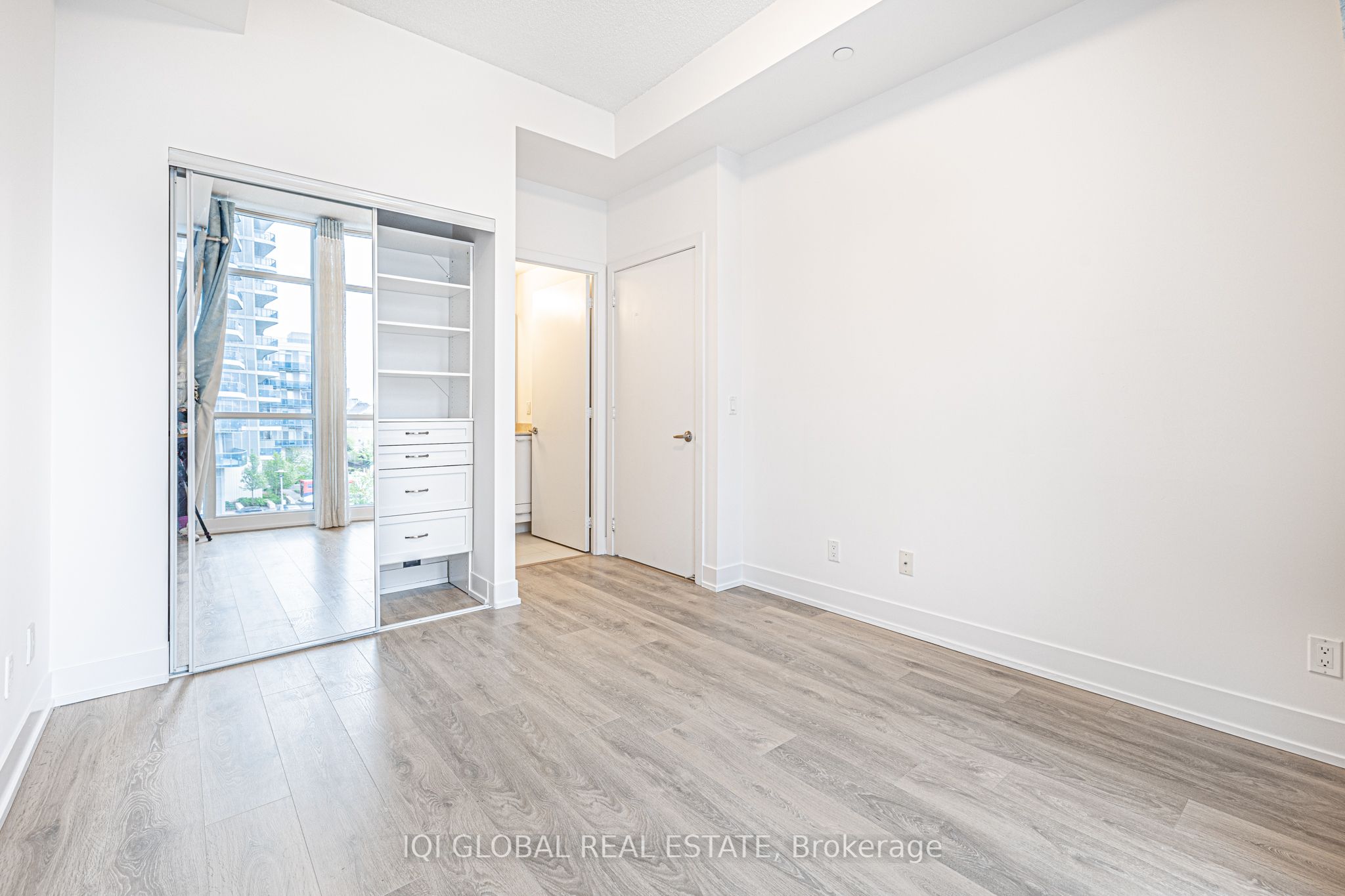 #301 - 9471 Yonge Street Property Photo 15