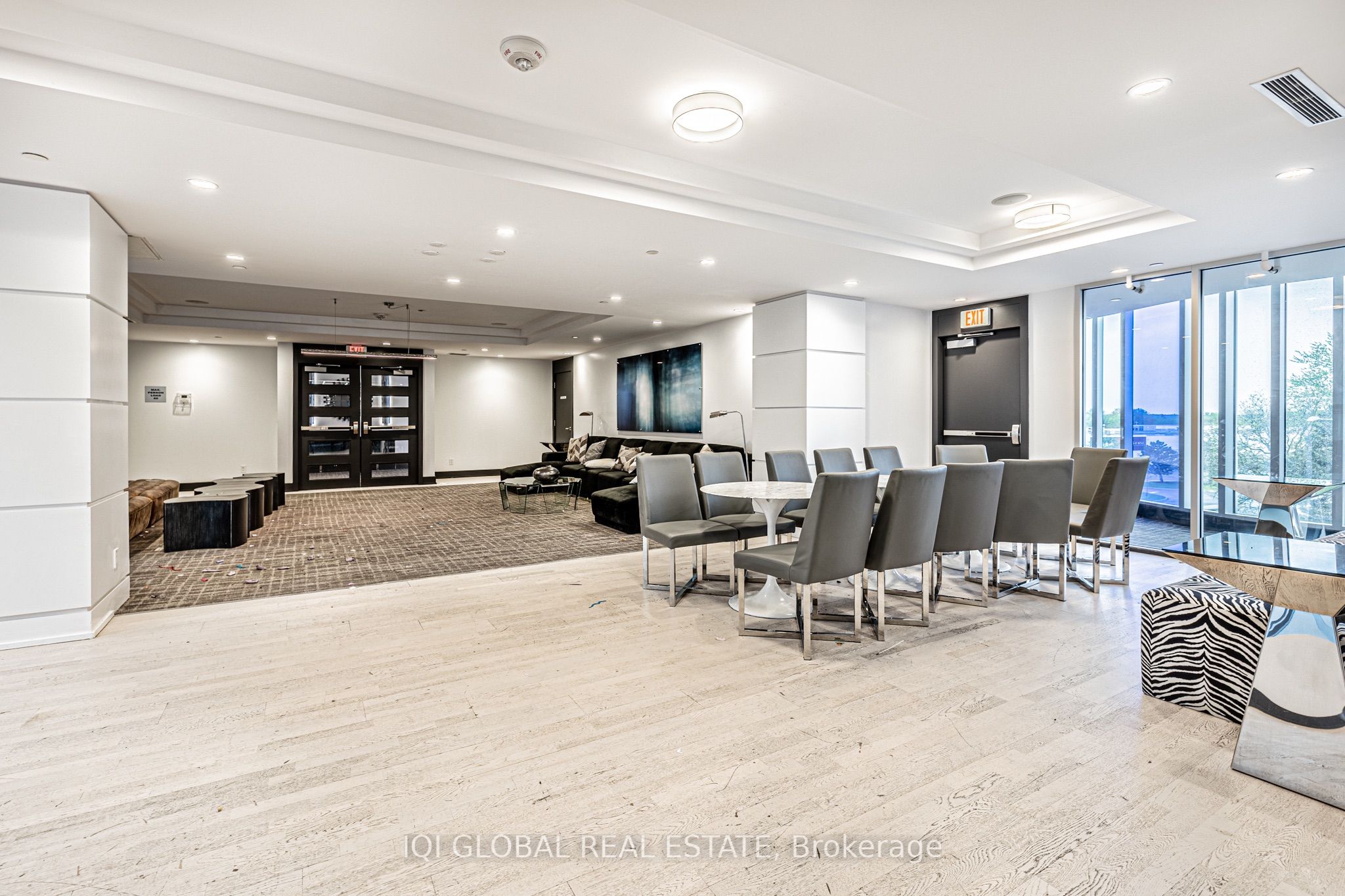 #301 - 9471 Yonge Street Property Photo 32