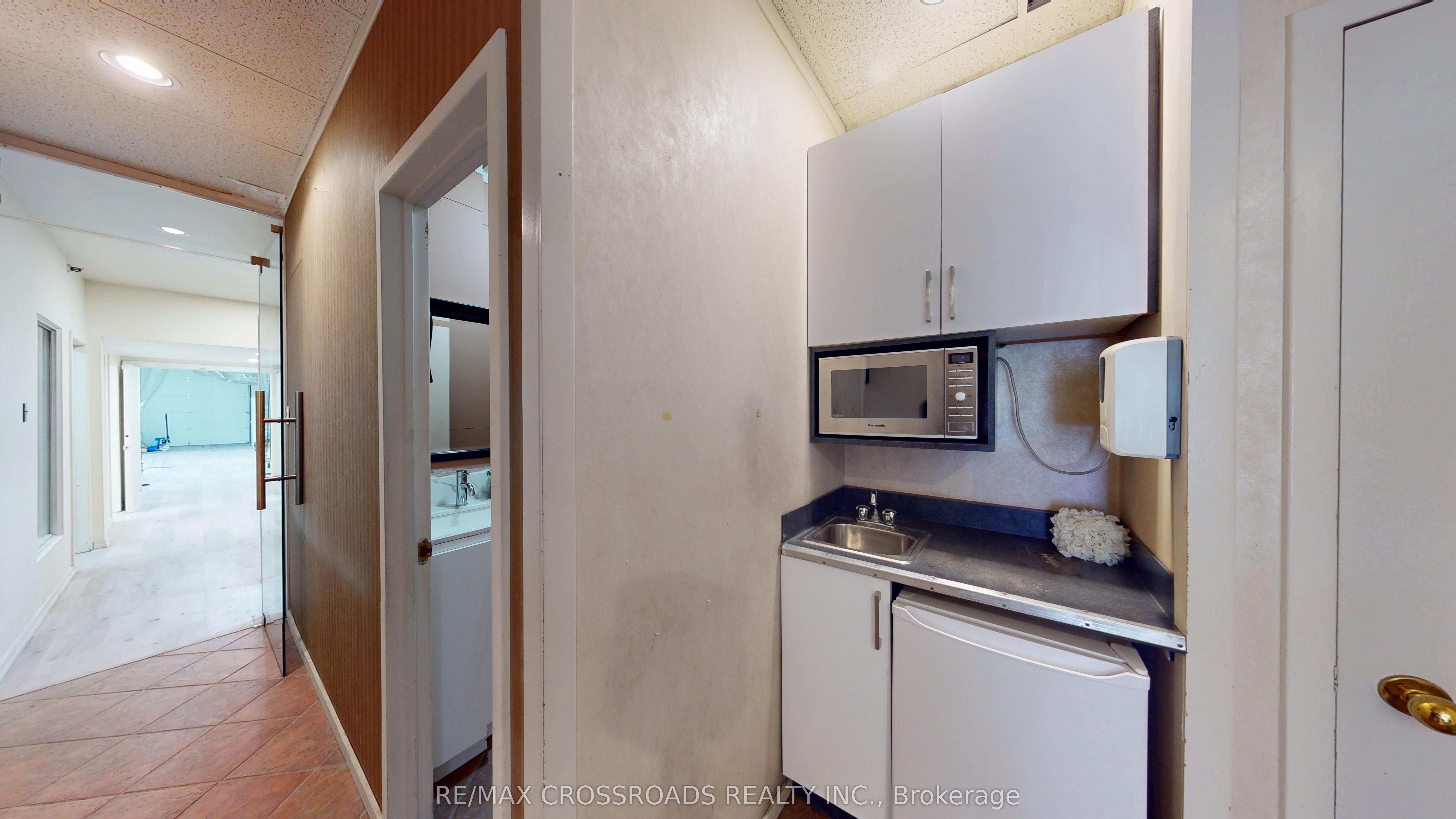 #30 - 151 Esna Park Drive Property Photo 12