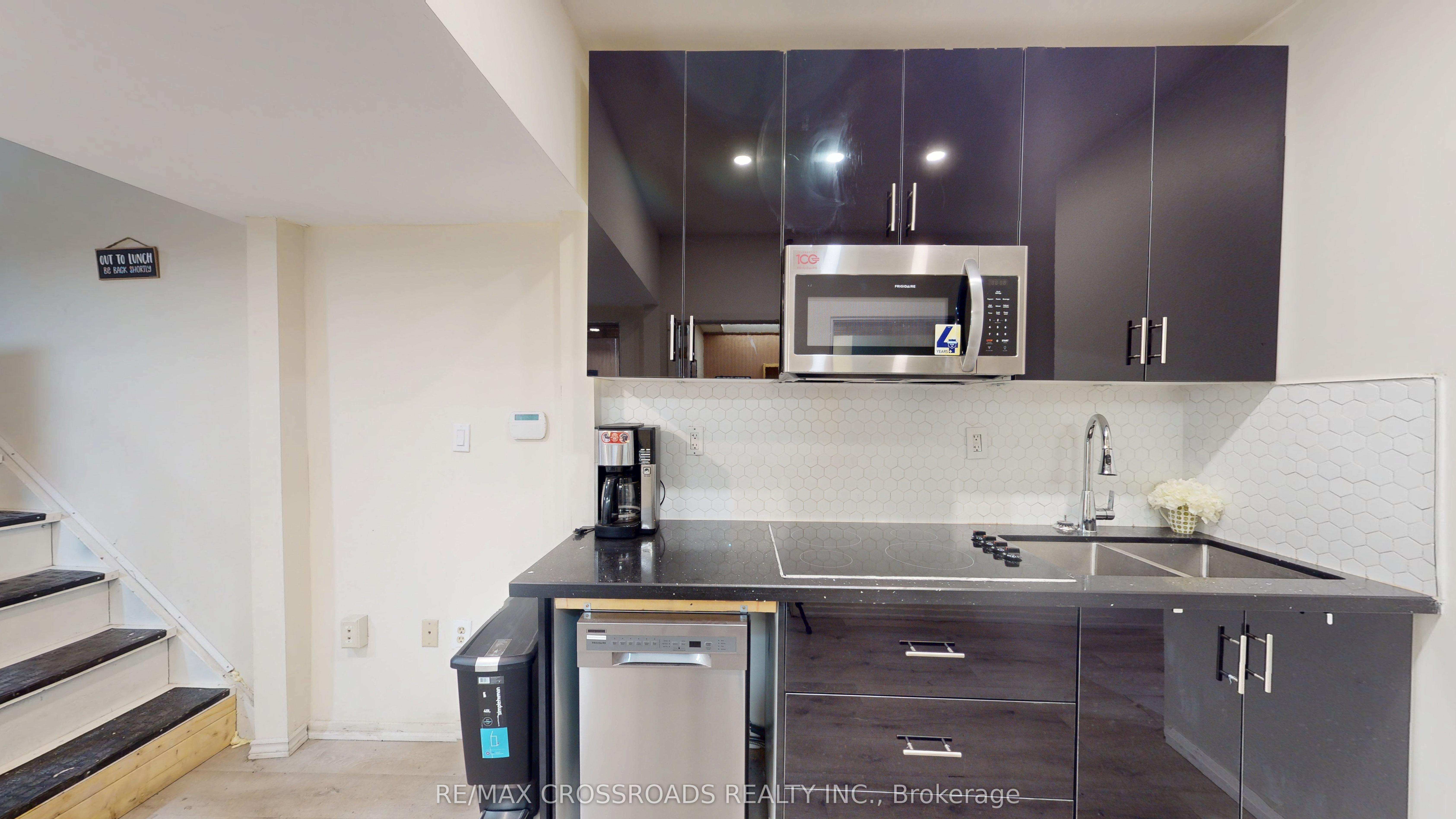 #30 - 151 Esna Park Drive Property Photo 17