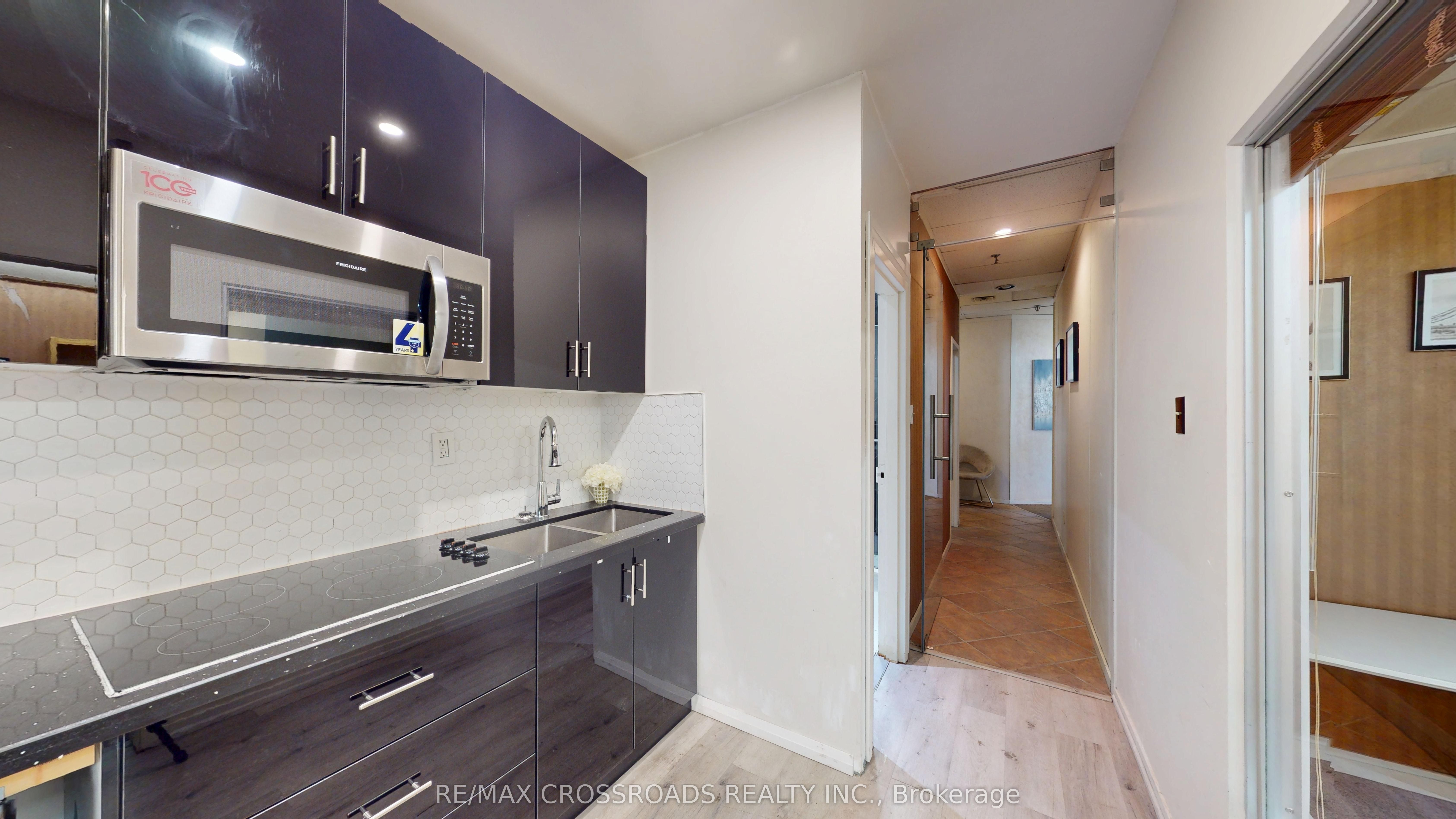 #30 - 151 Esna Park Drive Property Photo 18