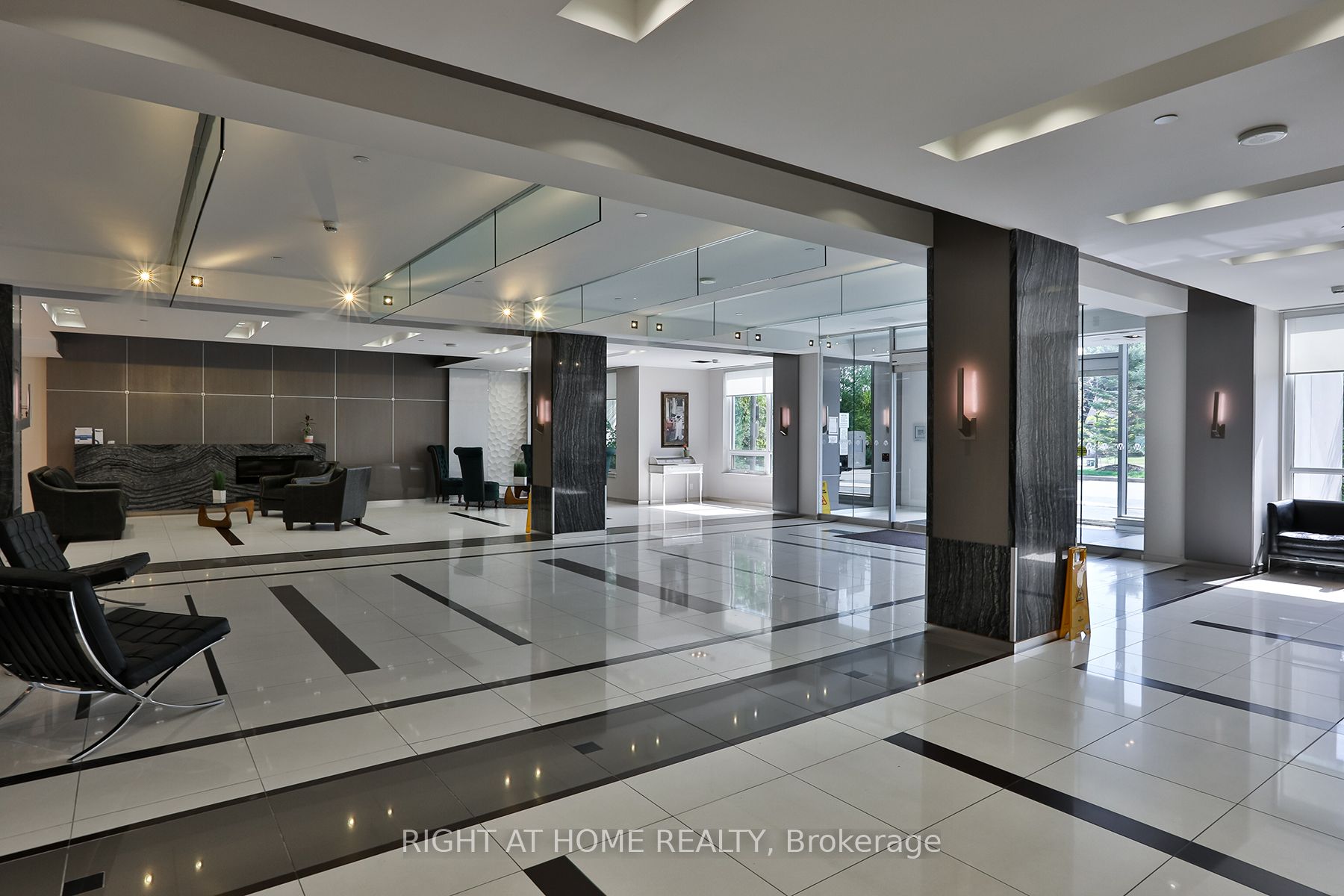 7165 Yonge Street 1505 Property Photo 2