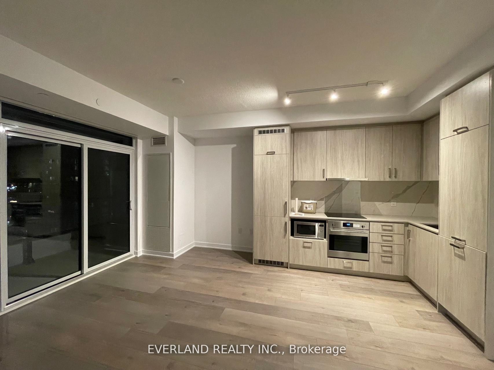 #1118 - 60 Honeycrisp Crescent Property Photo 1