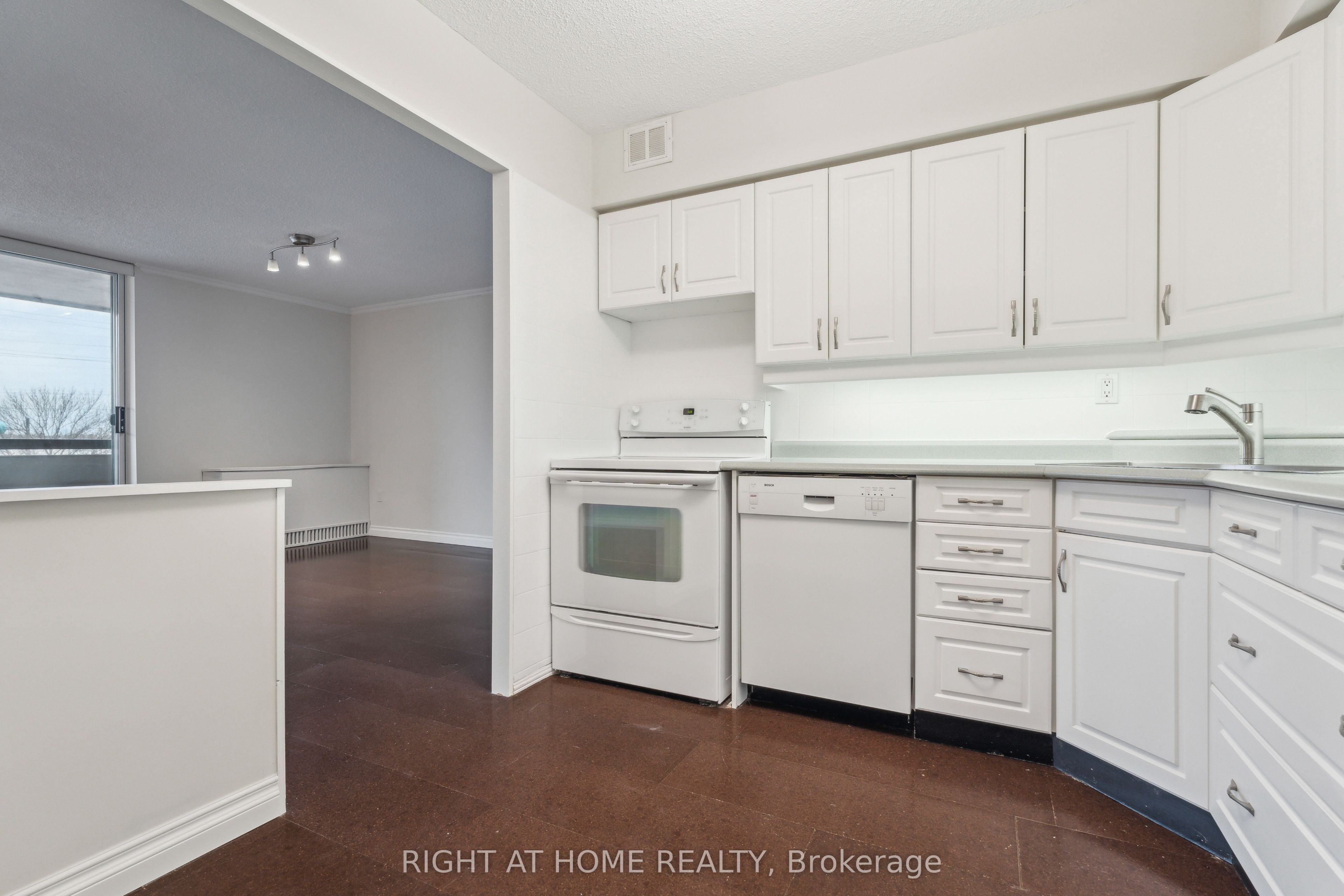 20 William Roe Boulevard 307 Property Photo 3