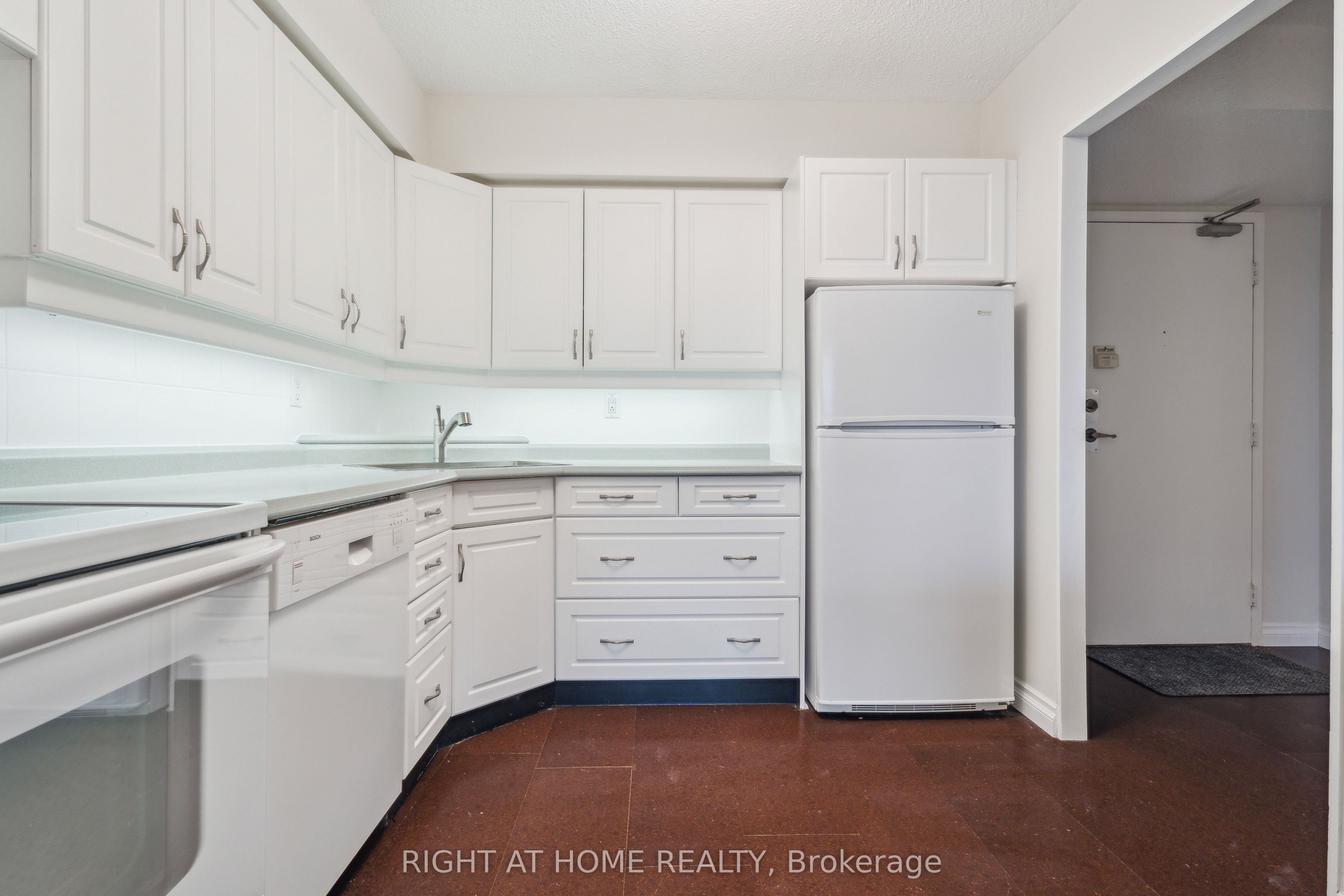 20 William Roe Boulevard 307 Property Photo 4