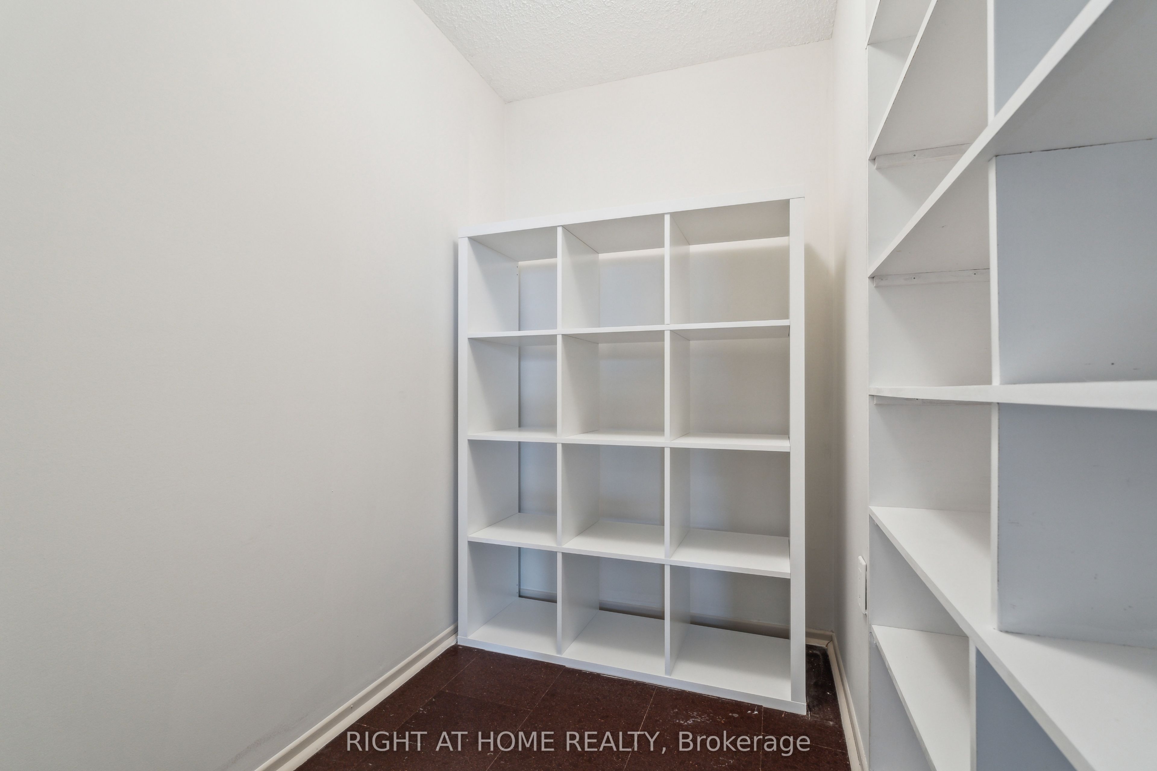 20 William Roe Boulevard 307 Property Photo 8