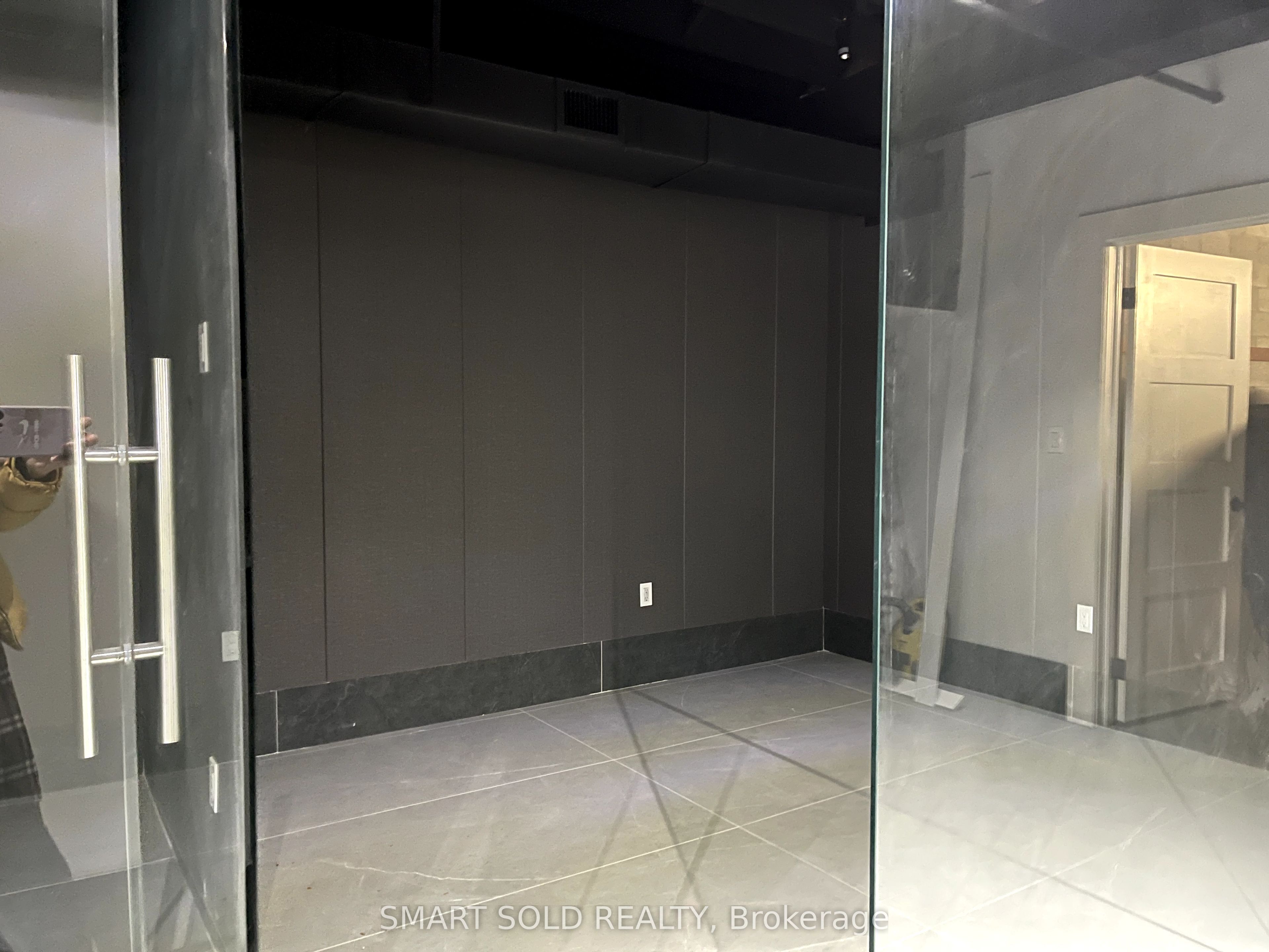 #18 - 2800 John Street Property Photo 8