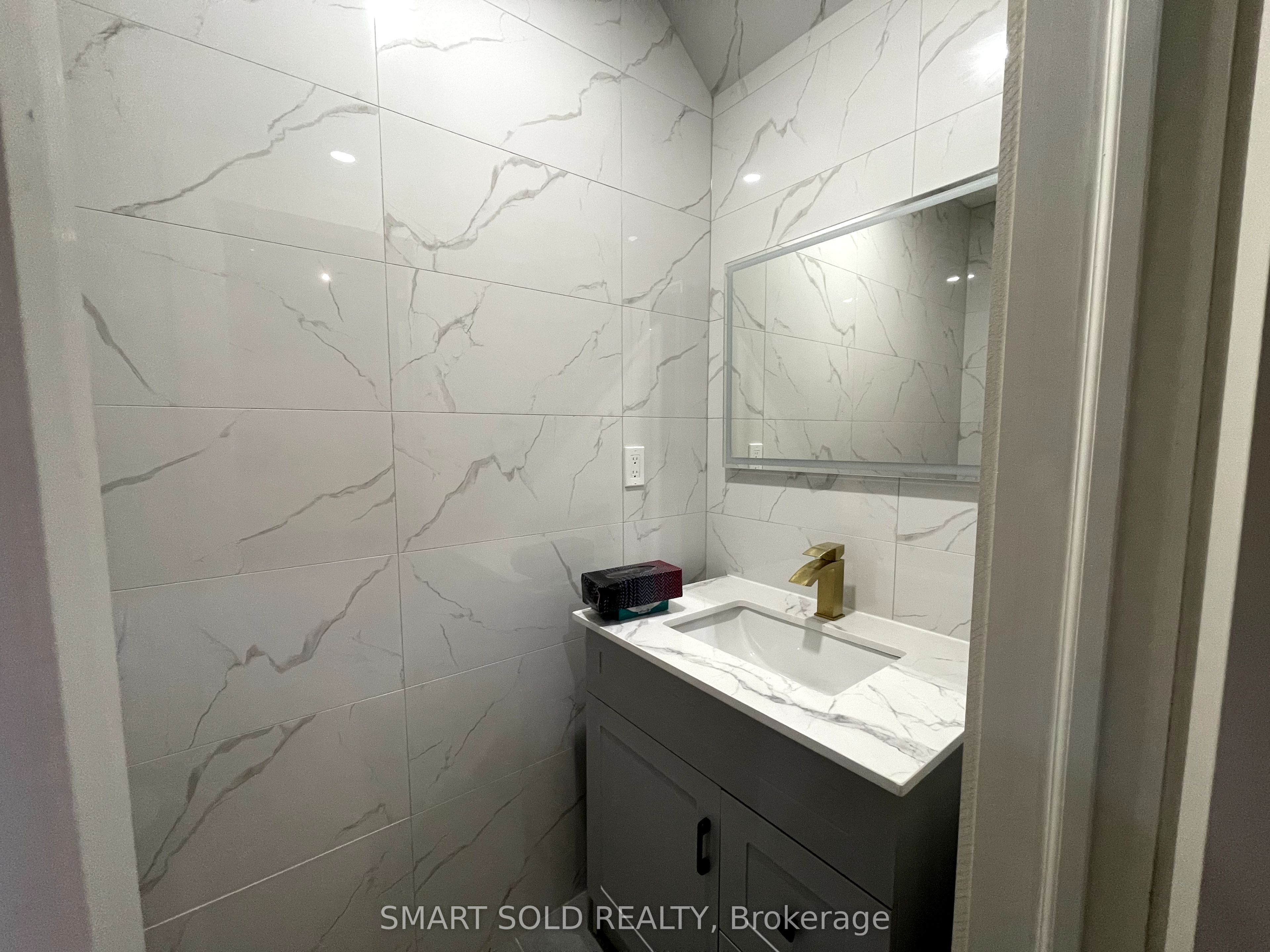 #18 - 2800 John Street Property Photo 9