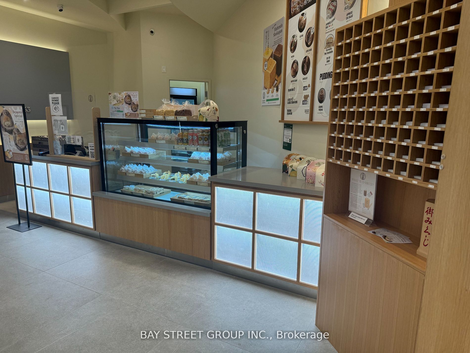 #e018 - 9350 Yonge Street Property Photo 2