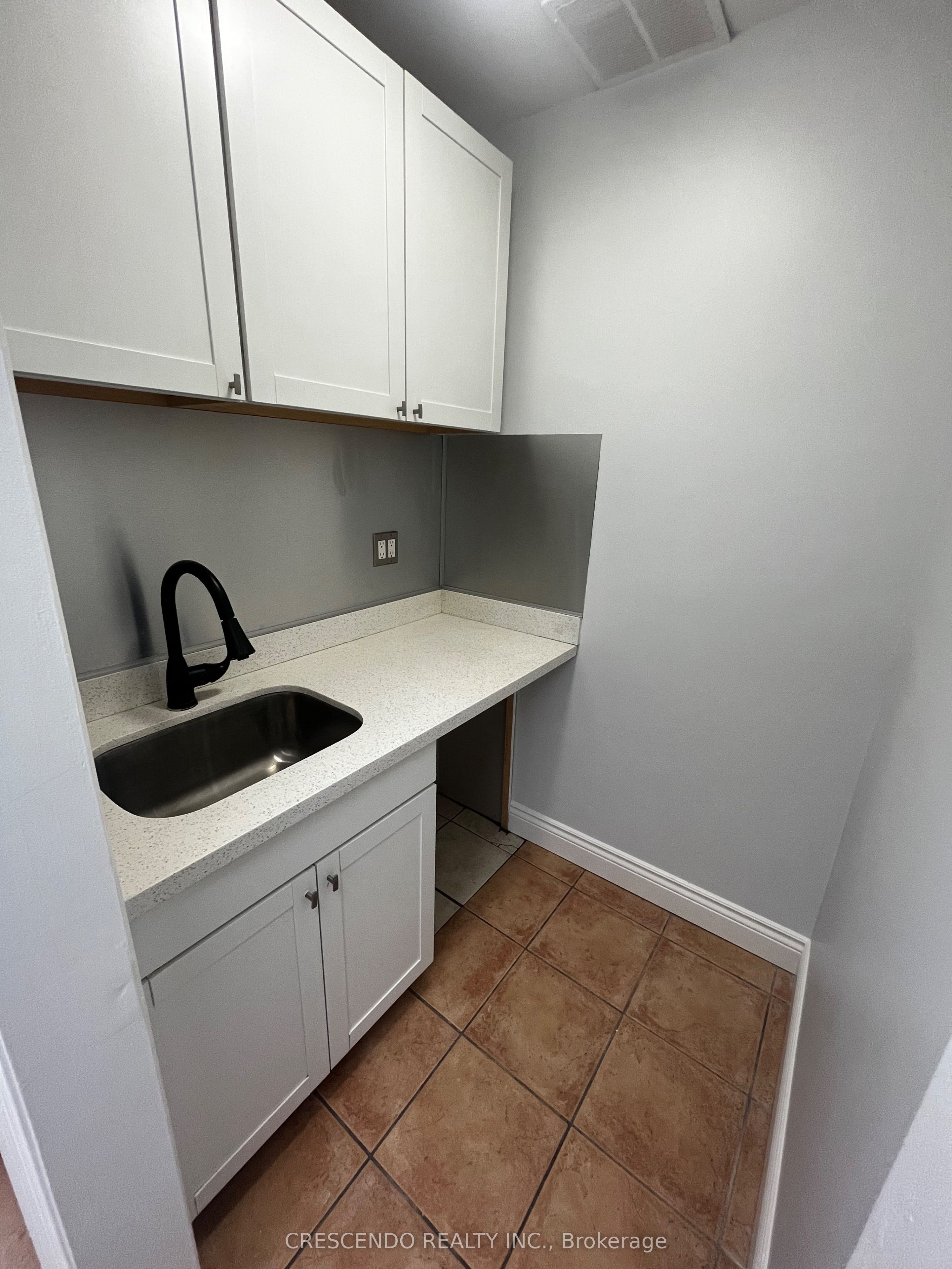 #2 - 131 Winges Road Property Photo 9