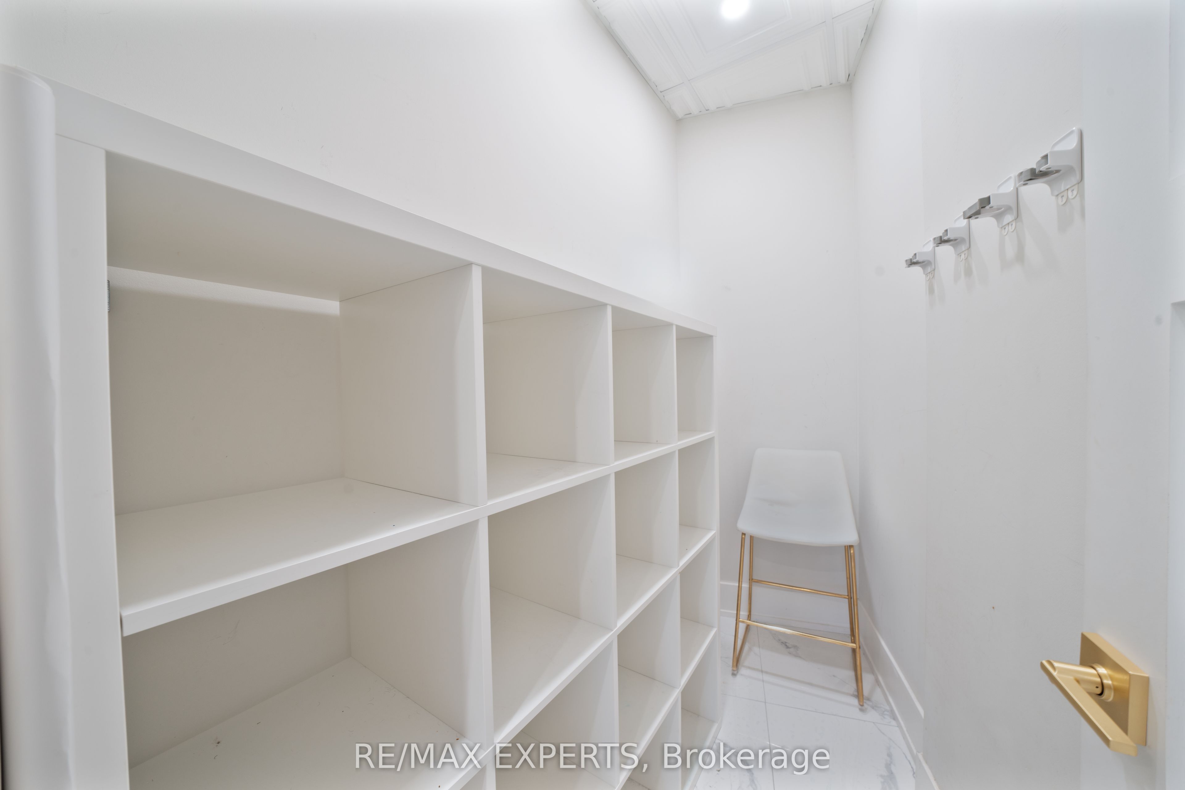 #3 - 7730 Kipling Avenue Property Photo 8