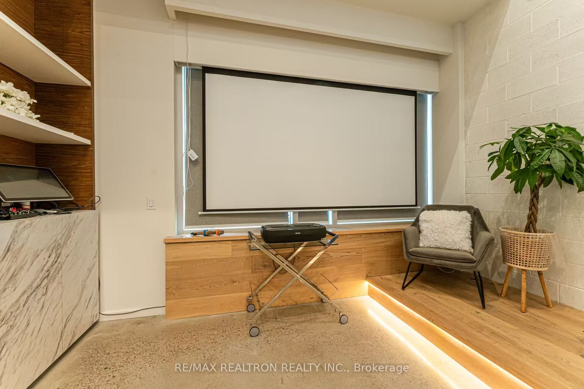 #14 - 10950 Woodbine Avenue Property Photo 9