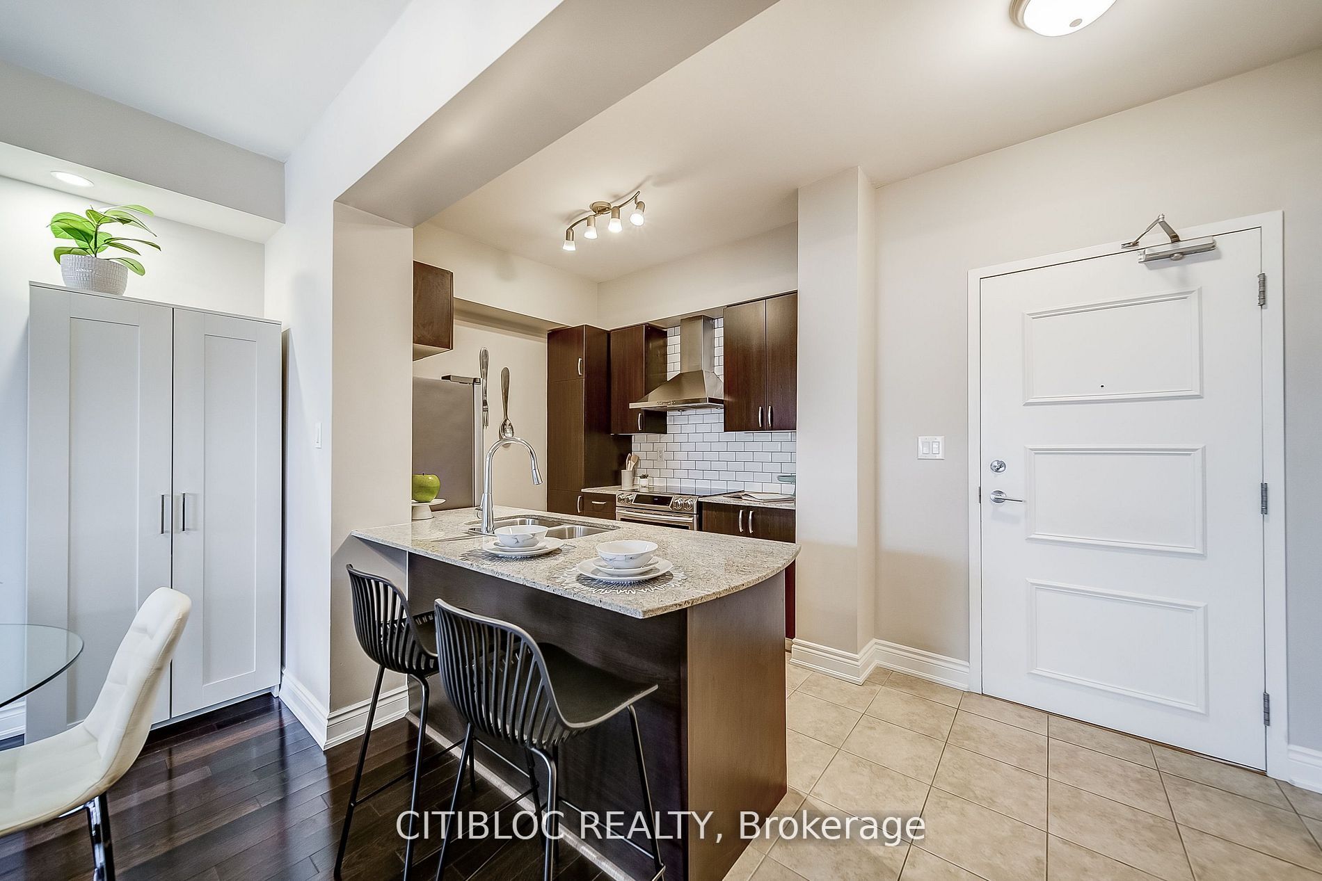 #236 - 10211 Keele Street Property Photo 7