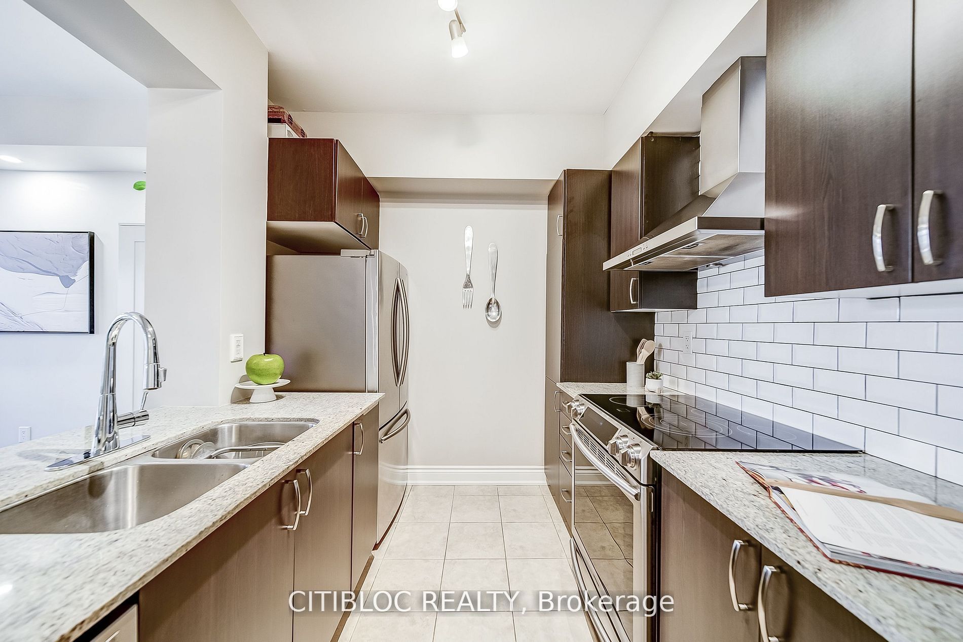 #236 - 10211 Keele Street Property Photo 8