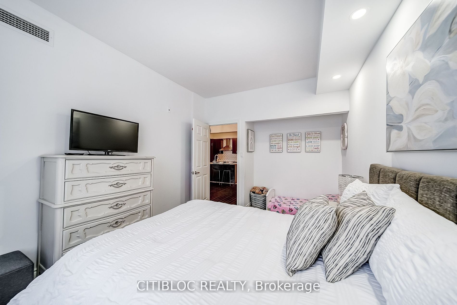 #236 - 10211 Keele Street Property Photo 20