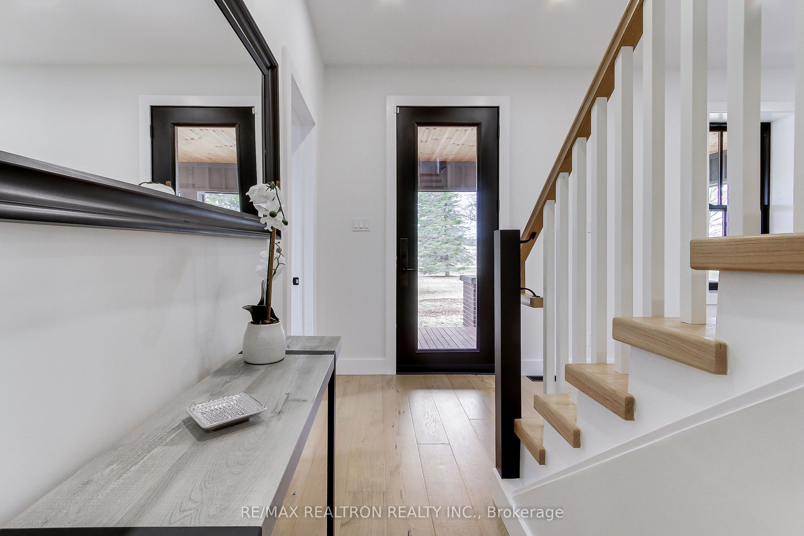 19572 Centre Street Property Photo 5