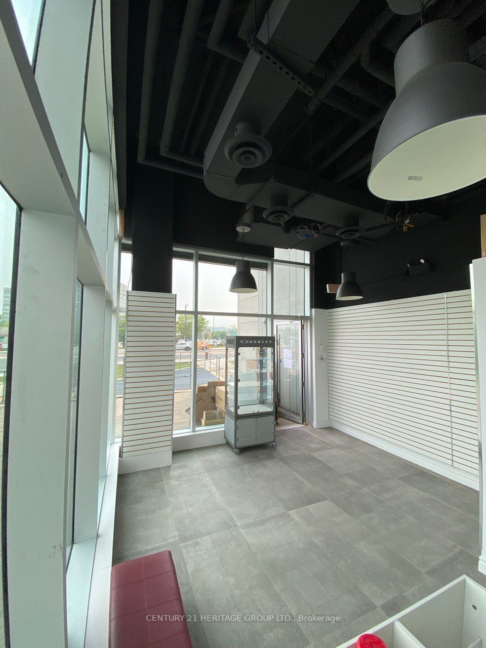 9610 Yonge St Property Photo 4