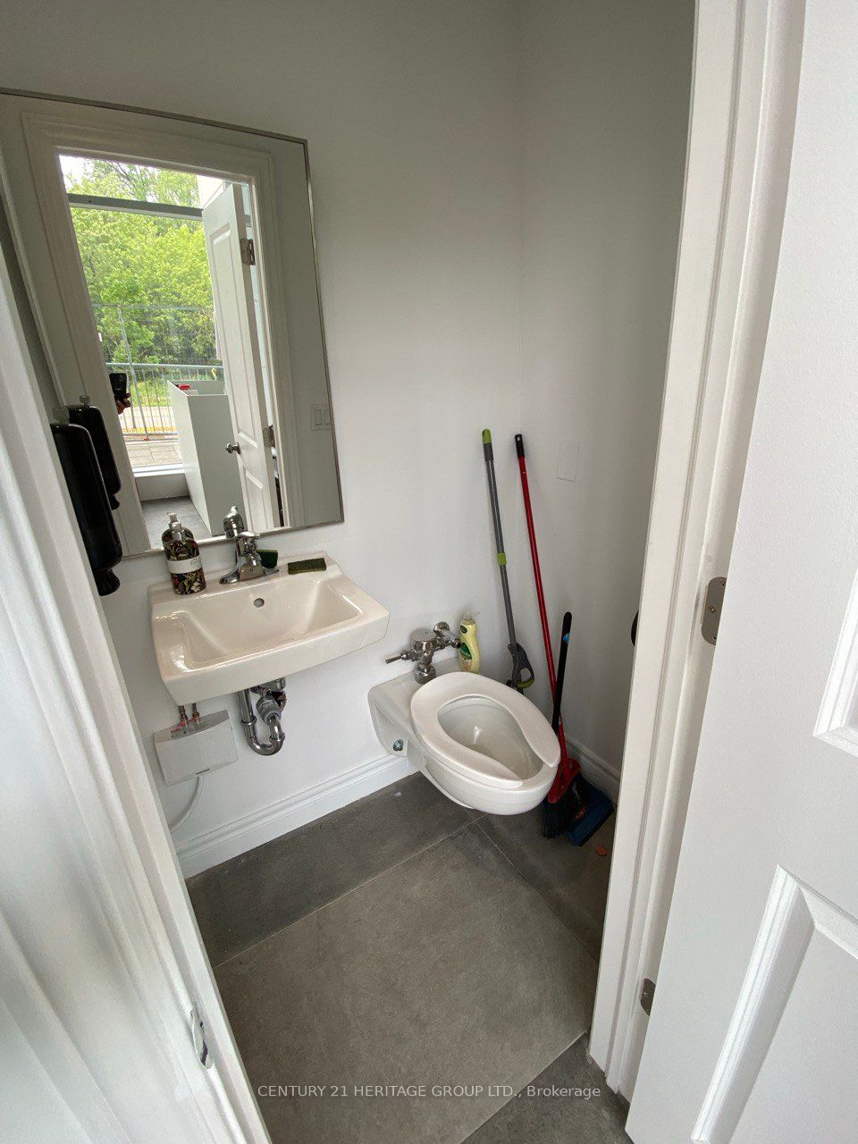 9610 Yonge St Property Photo 8