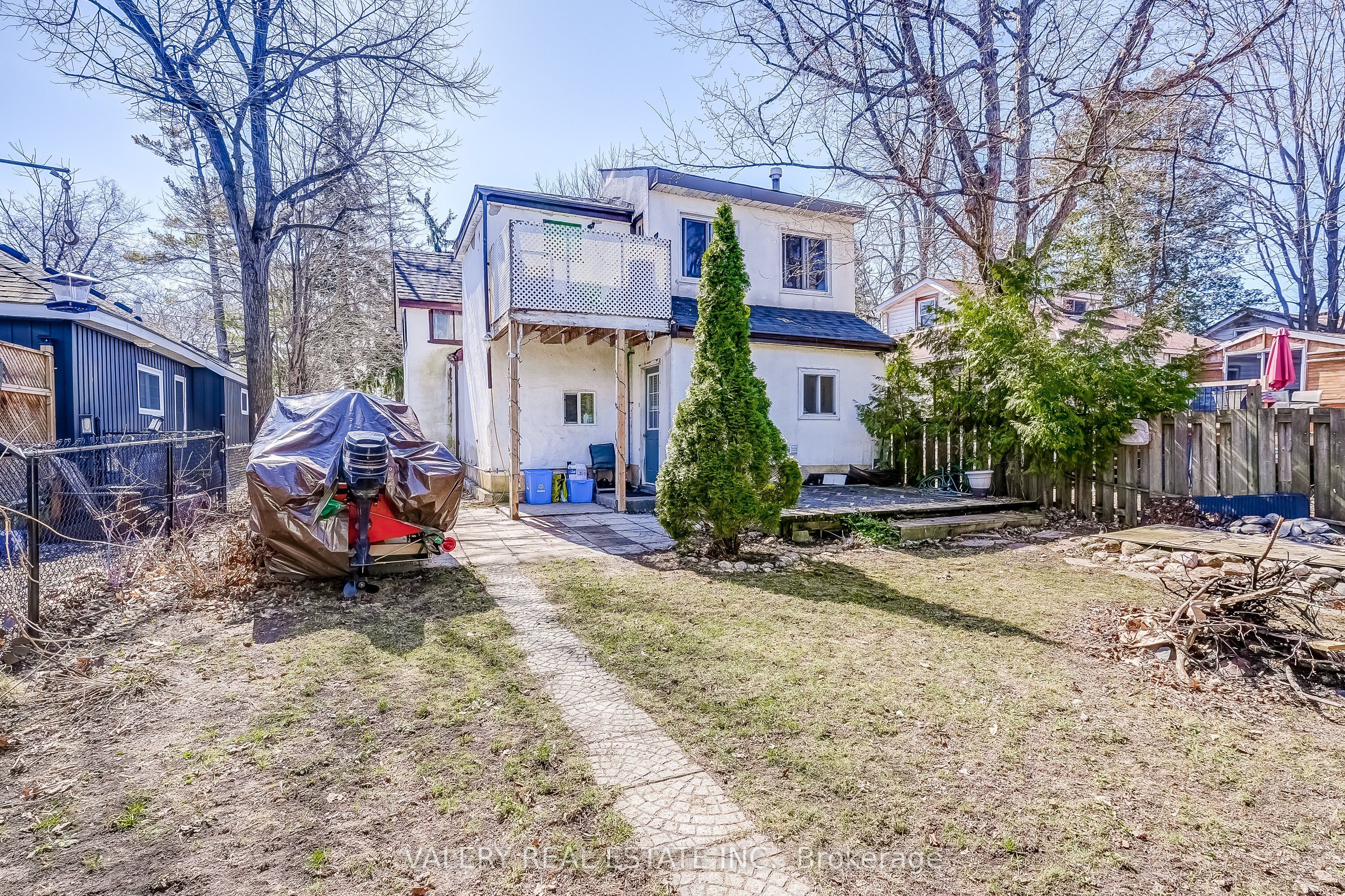 1004 Lake Drive E Property Photo 5