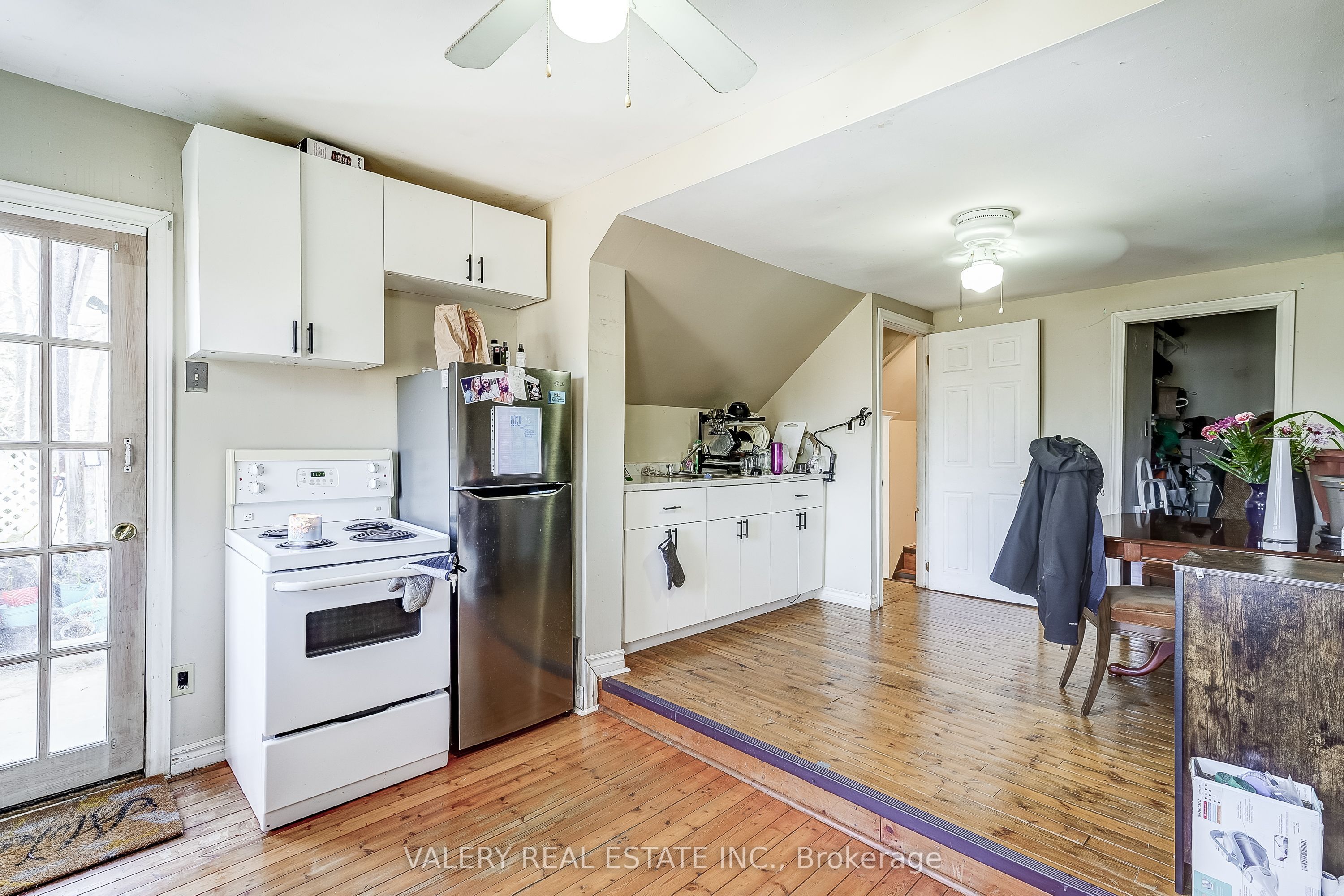 1004 Lake Drive E Property Photo 12