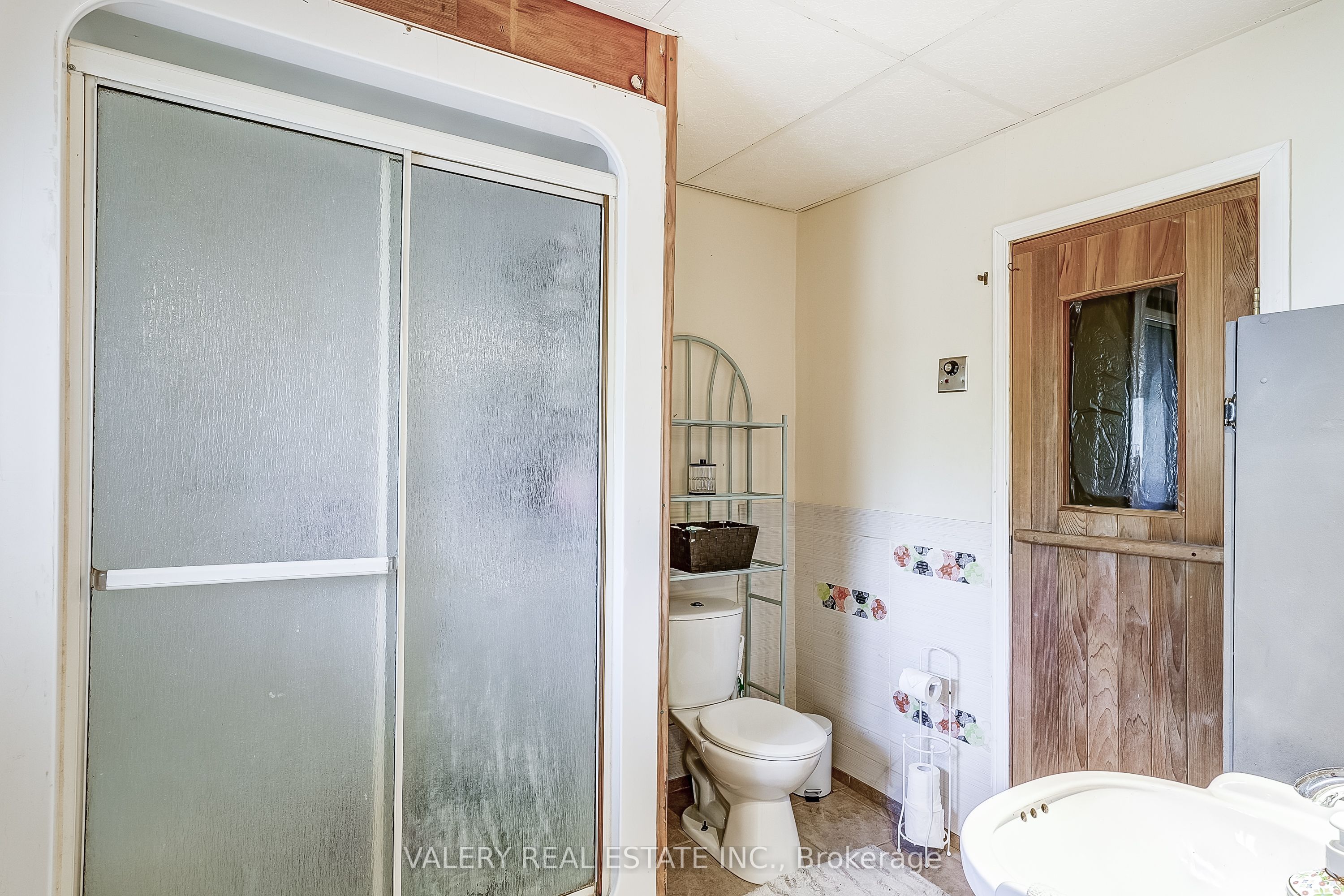1004 Lake Drive E Property Photo 21