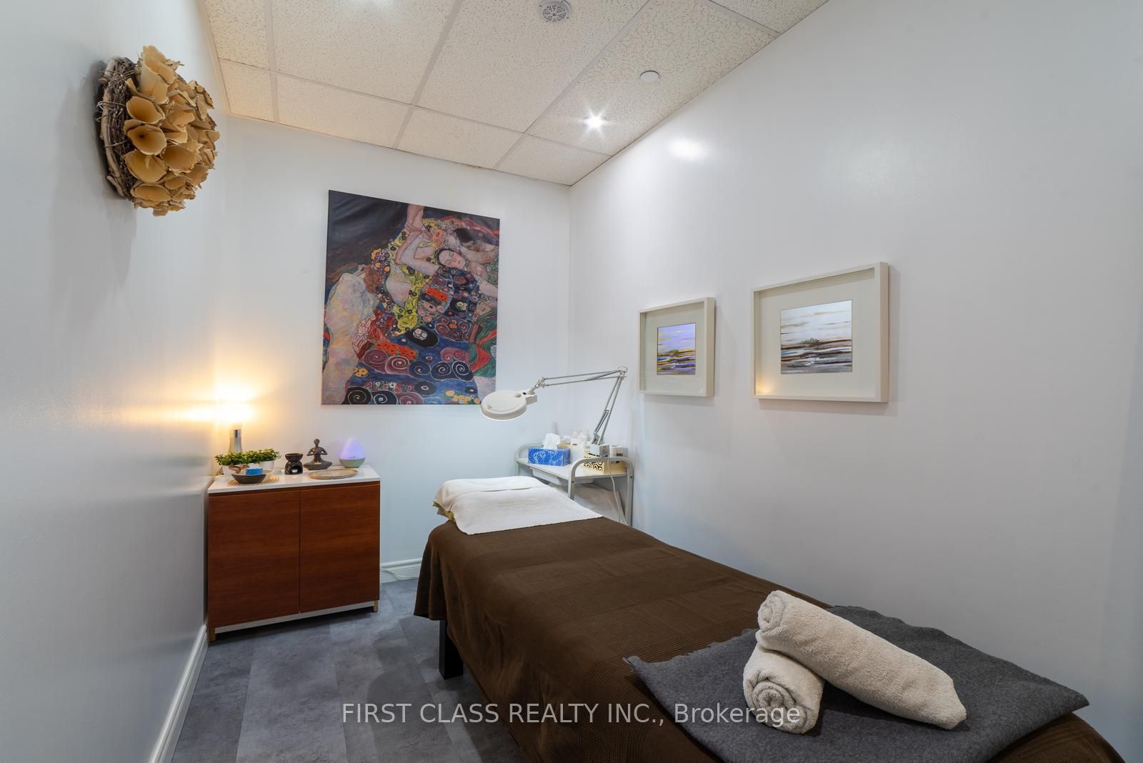 #2016 - 8333 Kennedy Road Property Photo 2