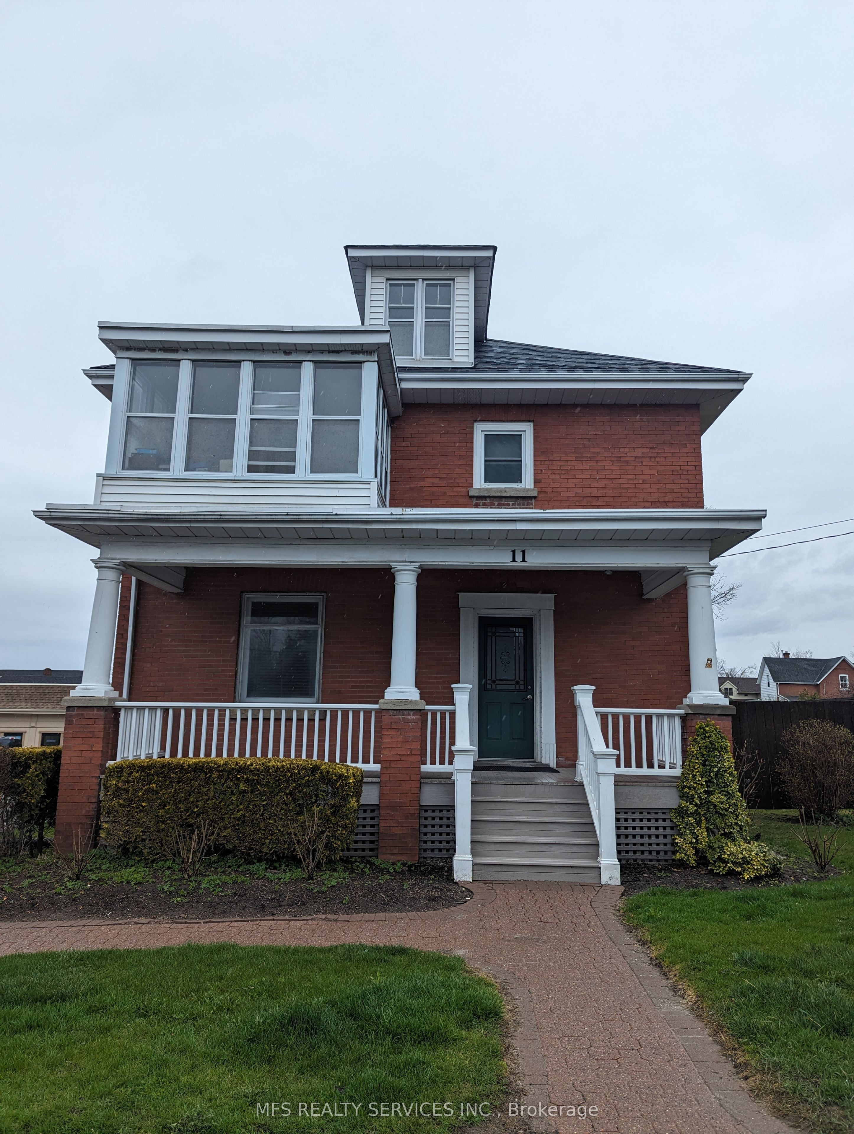 11 Brock St E Property Photo 1